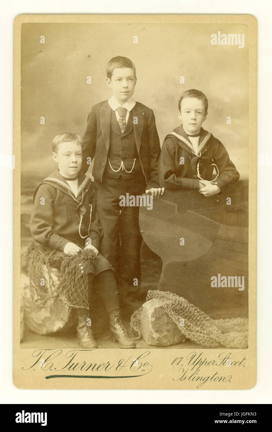 Portrait original de studio de cartes de cabinet aux tons sépia avec toile de fond de bord de mer de 3 jeunes garçons victoriens posant en costumes de marin, daté de 1888, Islington, Londres, Royaume-Uni Banque D'Images