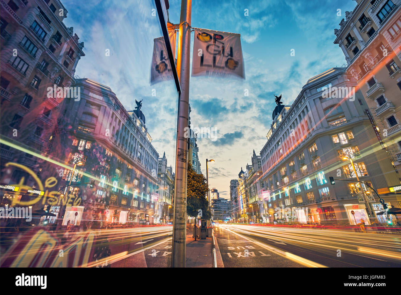 Réflexion sur une fenêtre dans l'avenue Gran Via. Madrid. Espagne Banque D'Images