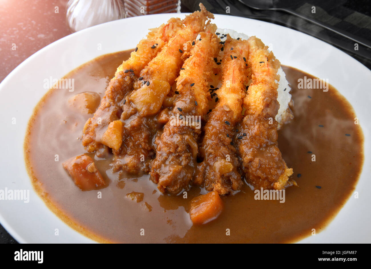 Riz au Curry et crevettes frits dans le style japonais ou en plaque blanche ebi kare prêt à manger. Banque D'Images
