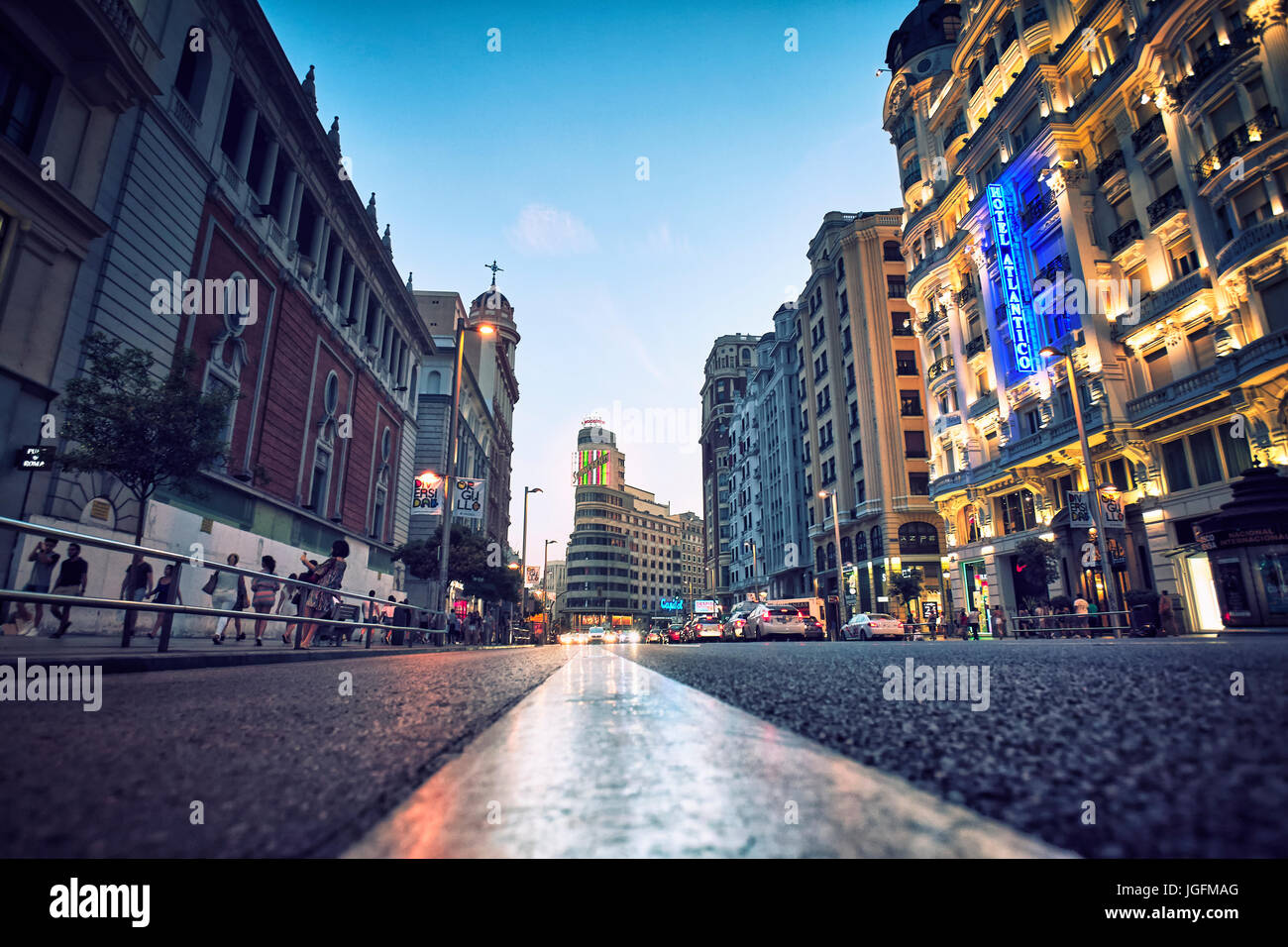 La rue Gran Via, au crépuscule. Madrid, Espagne. Banque D'Images