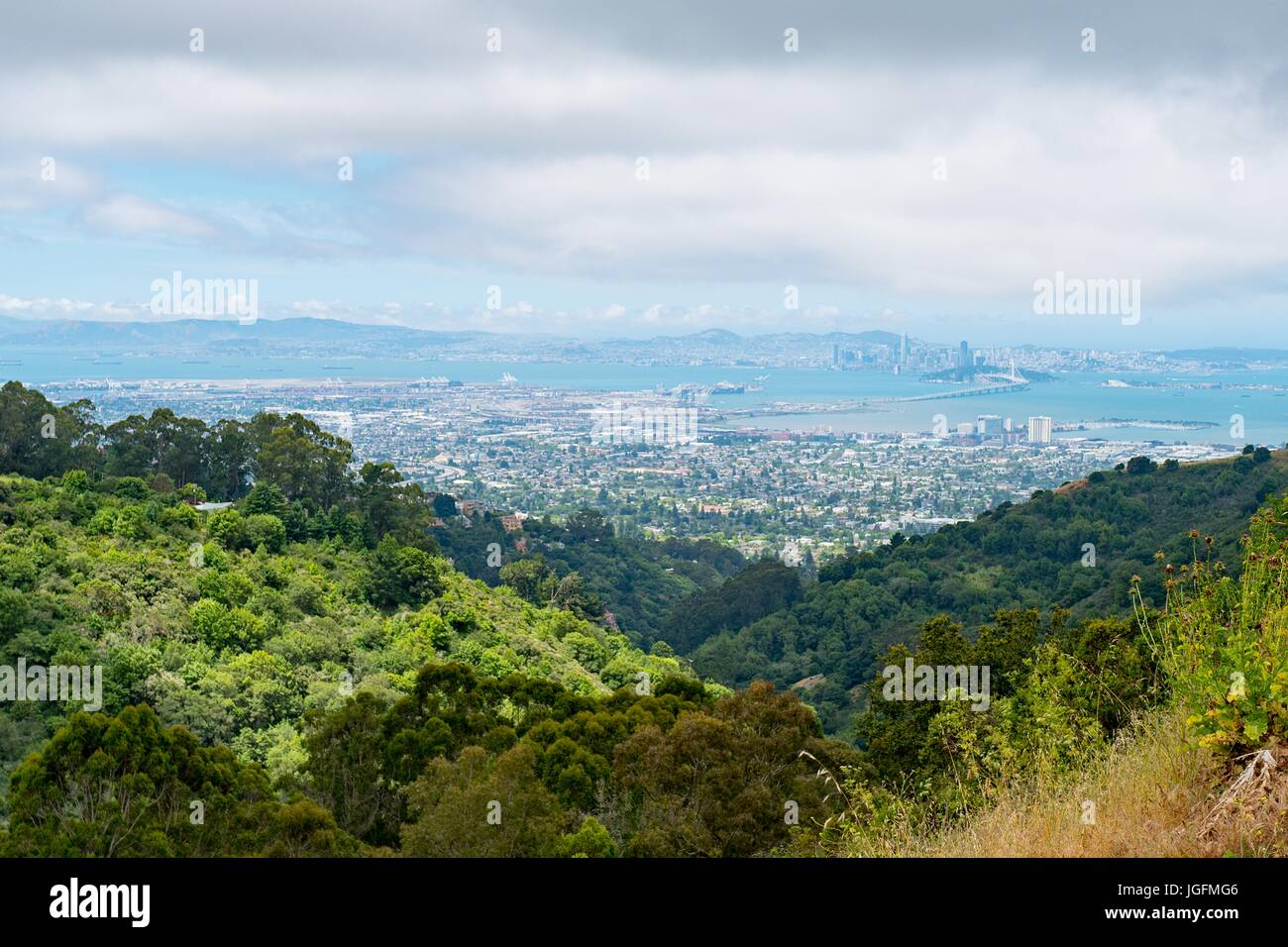 Vue aérienne d'Oakland, Emeryville, l'Oakland Bay Bridge, la baie de San Francisco, et la ville de San Francisco, à partir de la Berkeley Hills à Berkeley, Californie, le 9 juin 2017. Banque D'Images
