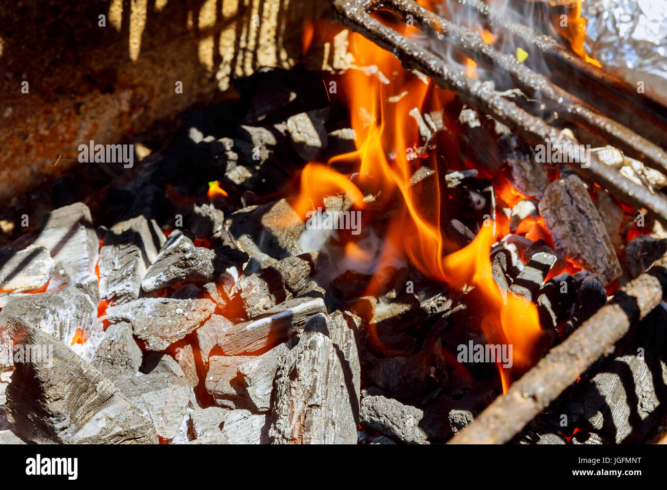 Un barbecue avec du charbon de bois et charbon de bois grill Fire — free download