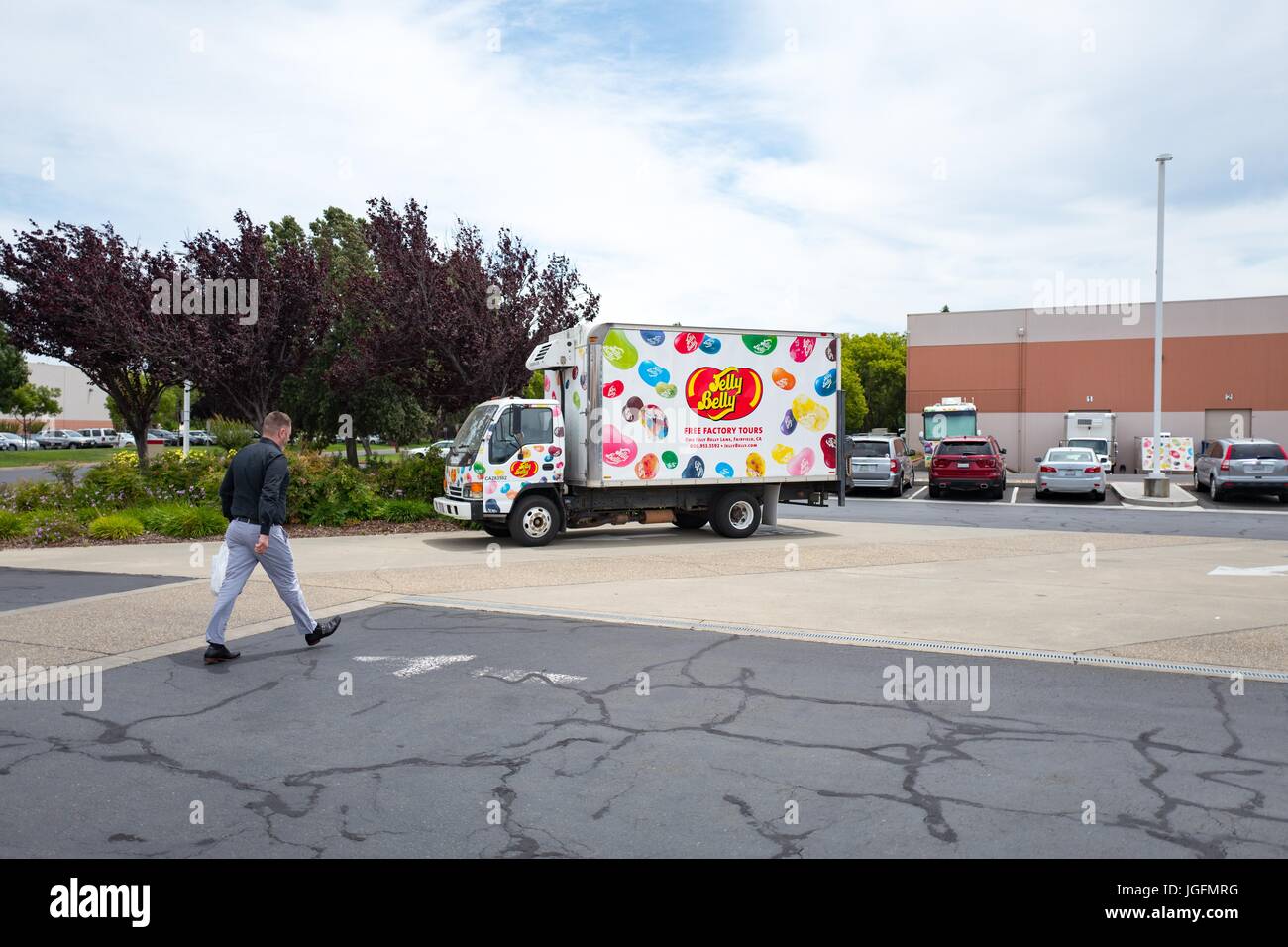 Un homme passe devant un camion de livraison à l'usine Jelly Belly jelly bean dans Fairfield, Californie, le 7 juin 2017. Banque D'Images