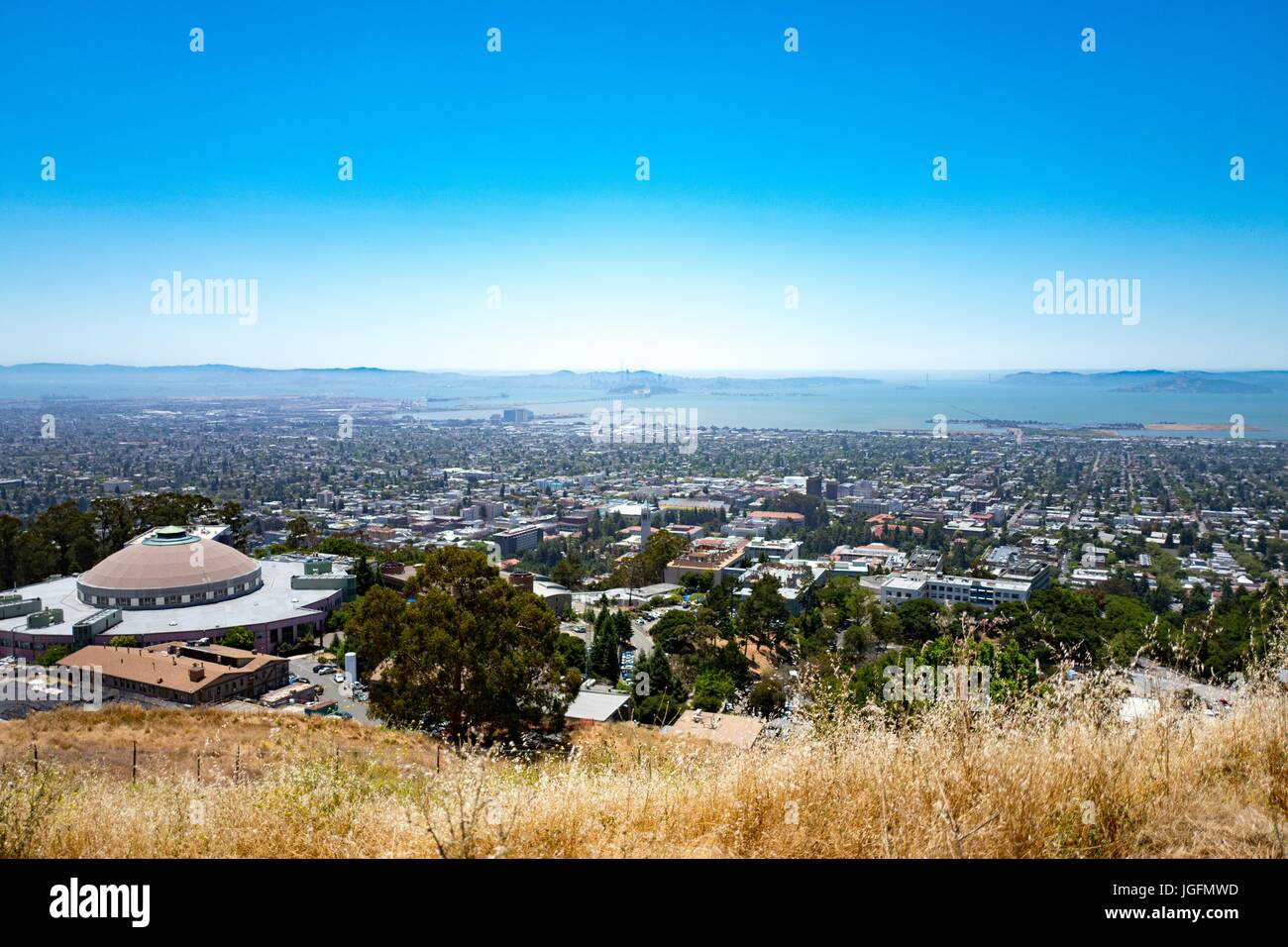 Vue aérienne de Berkeley, Californie) de la Berkeley Hills, à l'Université de Californie, la ville d'Oakland, et le San Francisco Bay Bridge visible, Berkeley, Californie, le 19 juin 2017. Banque D'Images