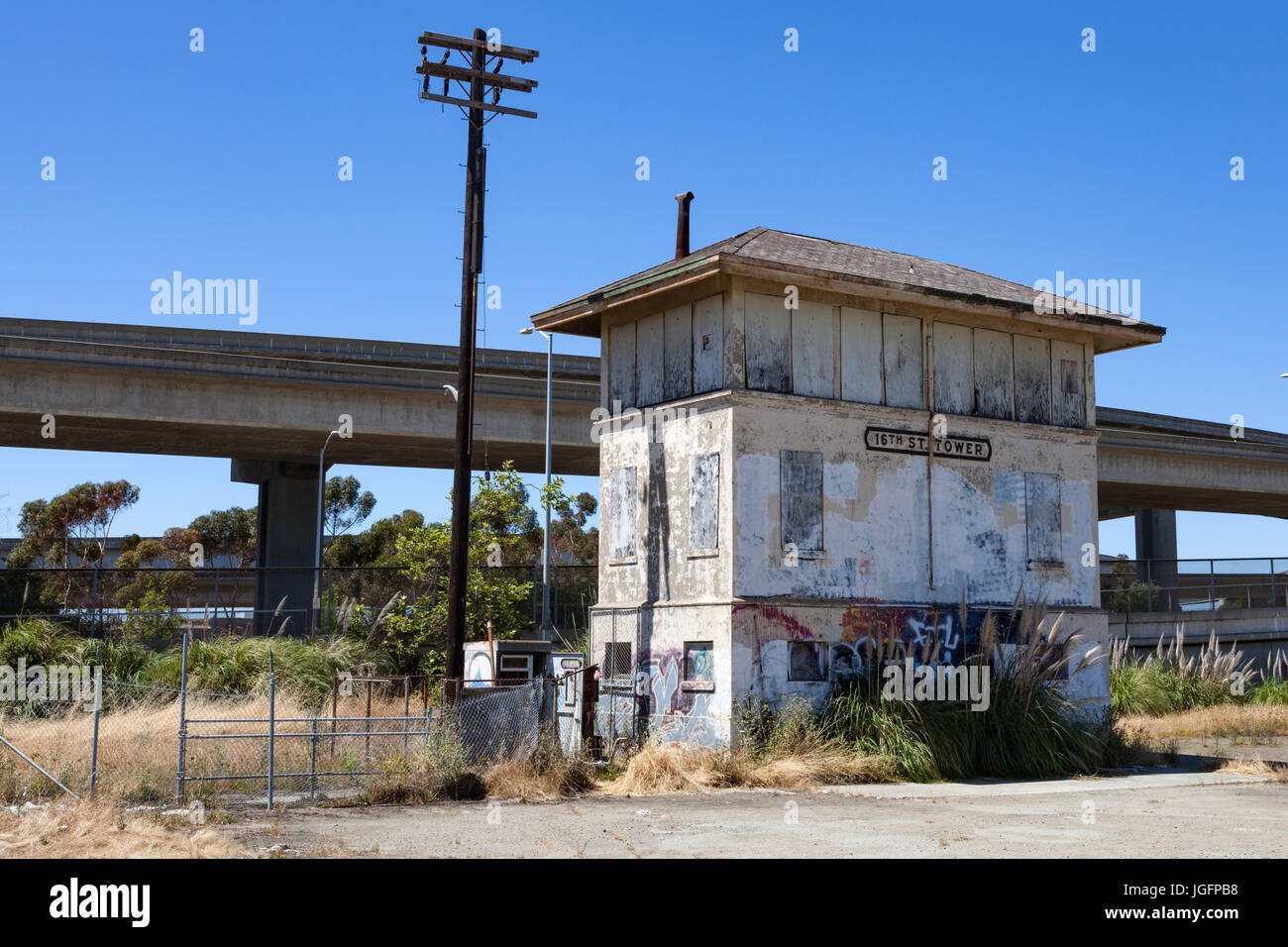Une fois partie de la gare du Pacifique Sud à Oakland le 16 maintenant abandonné se trouve à côté de la tour Saint Interstate 880 en gare de séparés de la Oakl Banque D'Images