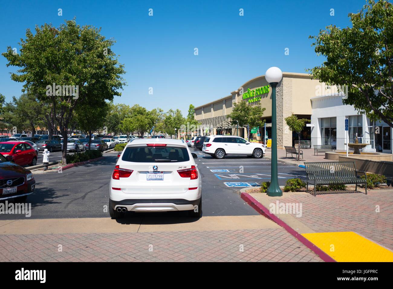 Un SUV BMW s'arrête à l'épicerie Whole Foods Market à San Ramon, Californie, le 21 juin 2017. En juin 2017, Amazon.com a annoncé qu'elle ferait l'acquisition de la chaîne d'épicerie haut de gamme. Banque D'Images