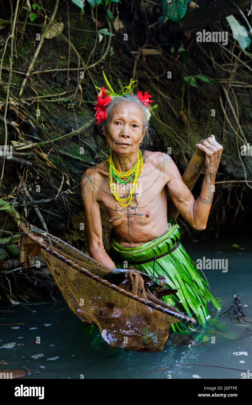 Les Mentawai, l'ouest de Sumatra, l'île de Siberut, l'Indonésie - 16 NOVEMBRE 2010 : les femmes de la tribu Mentawai pêche. Banque D'Images