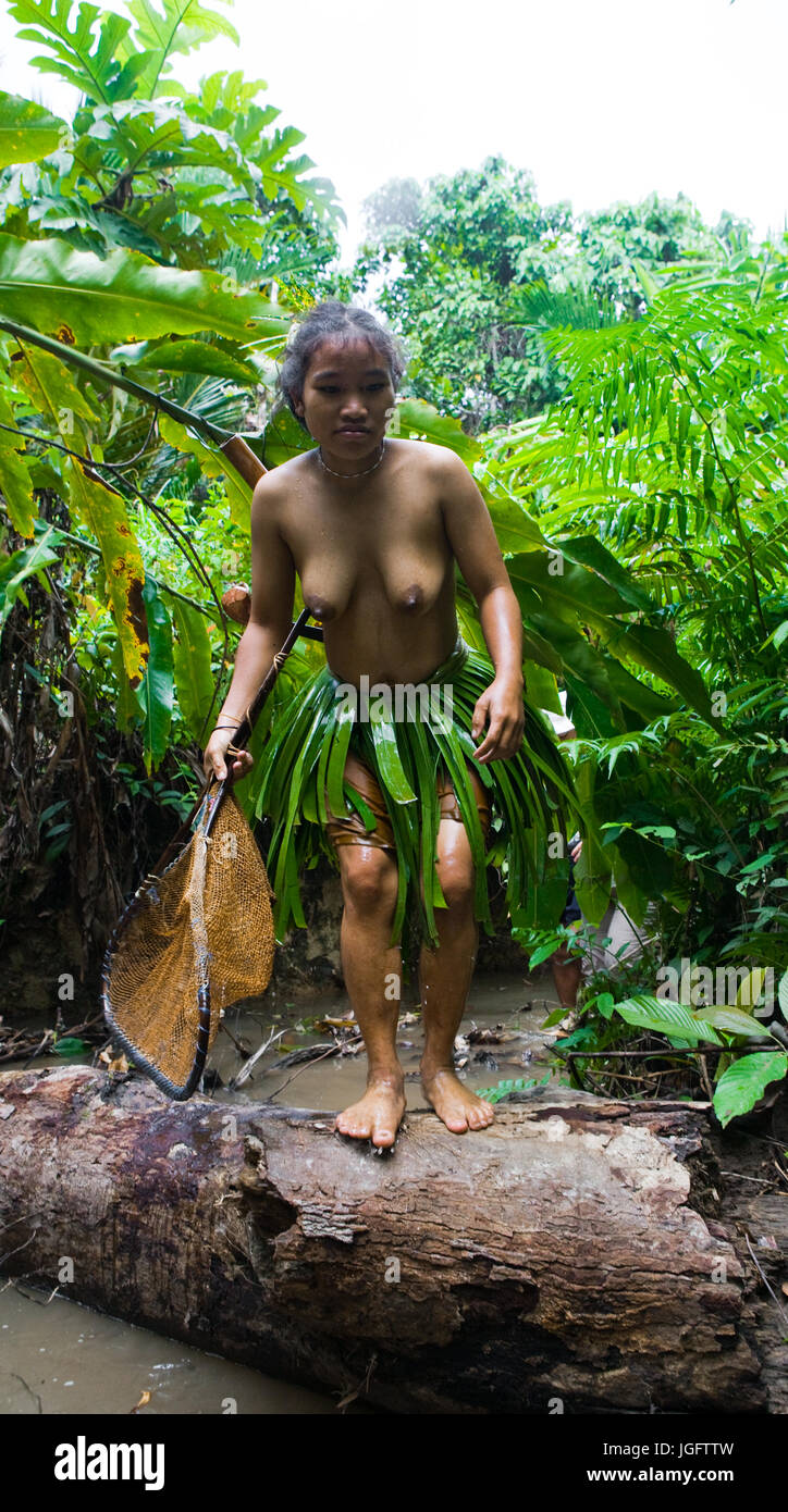 Les Mentawai, l'ouest de Sumatra, l'île de Siberut, l'Indonésie - 16 NOVEMBRE 2010 : les femmes de la tribu Mentawai pêche. Banque D'Images
