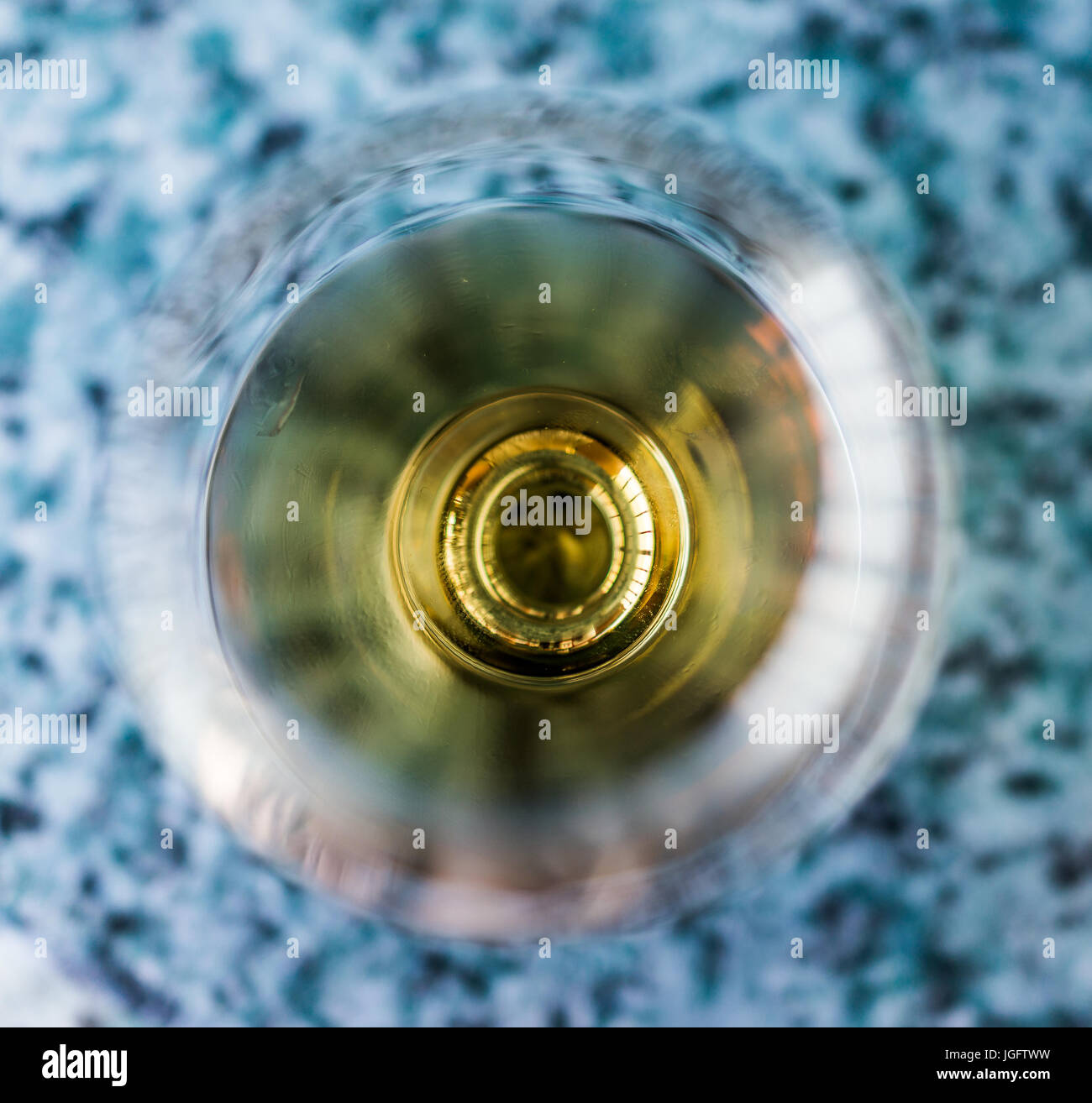 Gros plan macro d'amaretto, rhum, bourbon ou boire dans le verre Banque D'Images