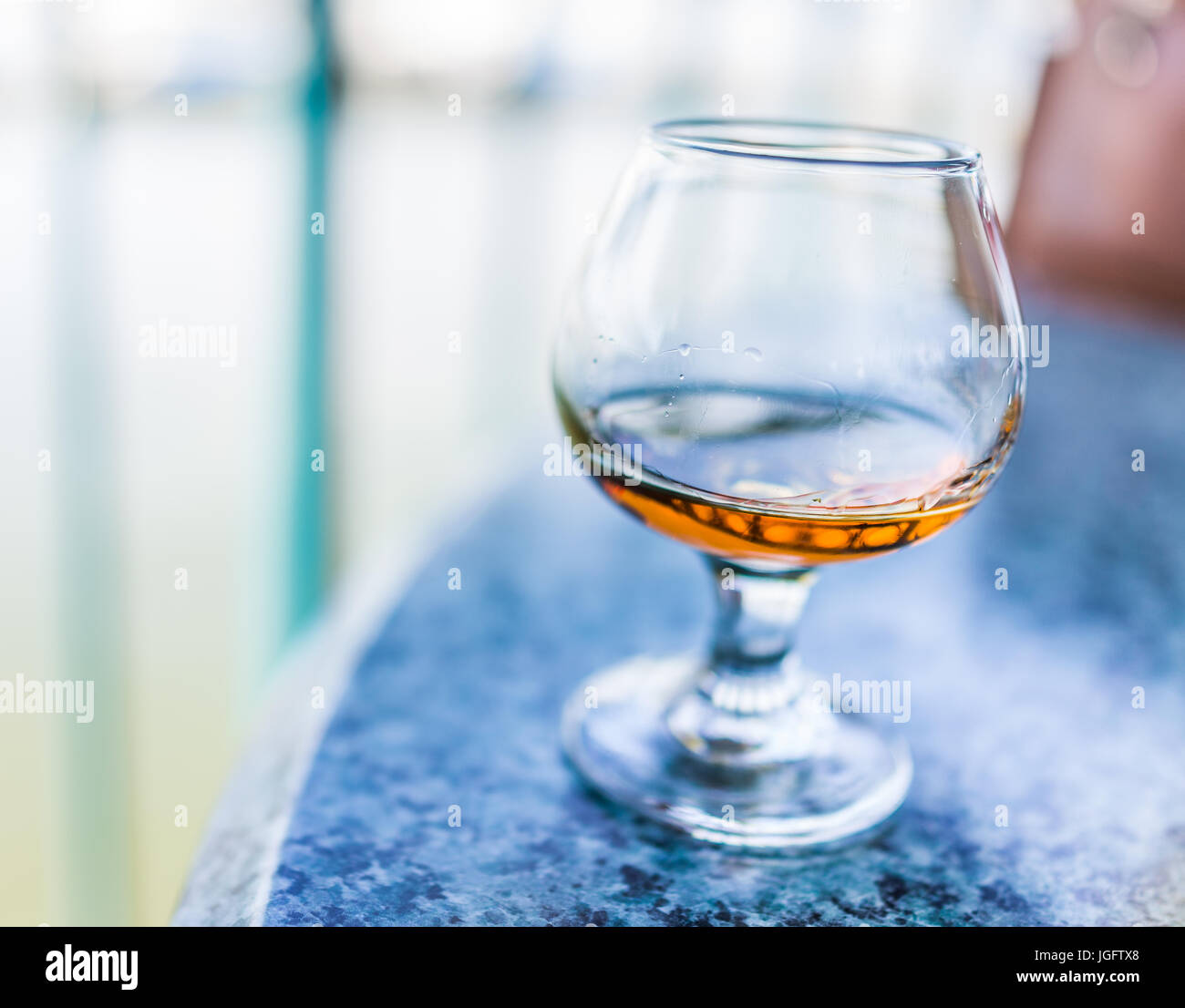 Gros plan macro d'amaretto, rhum, bourbon ou boire dans le verre Banque D'Images