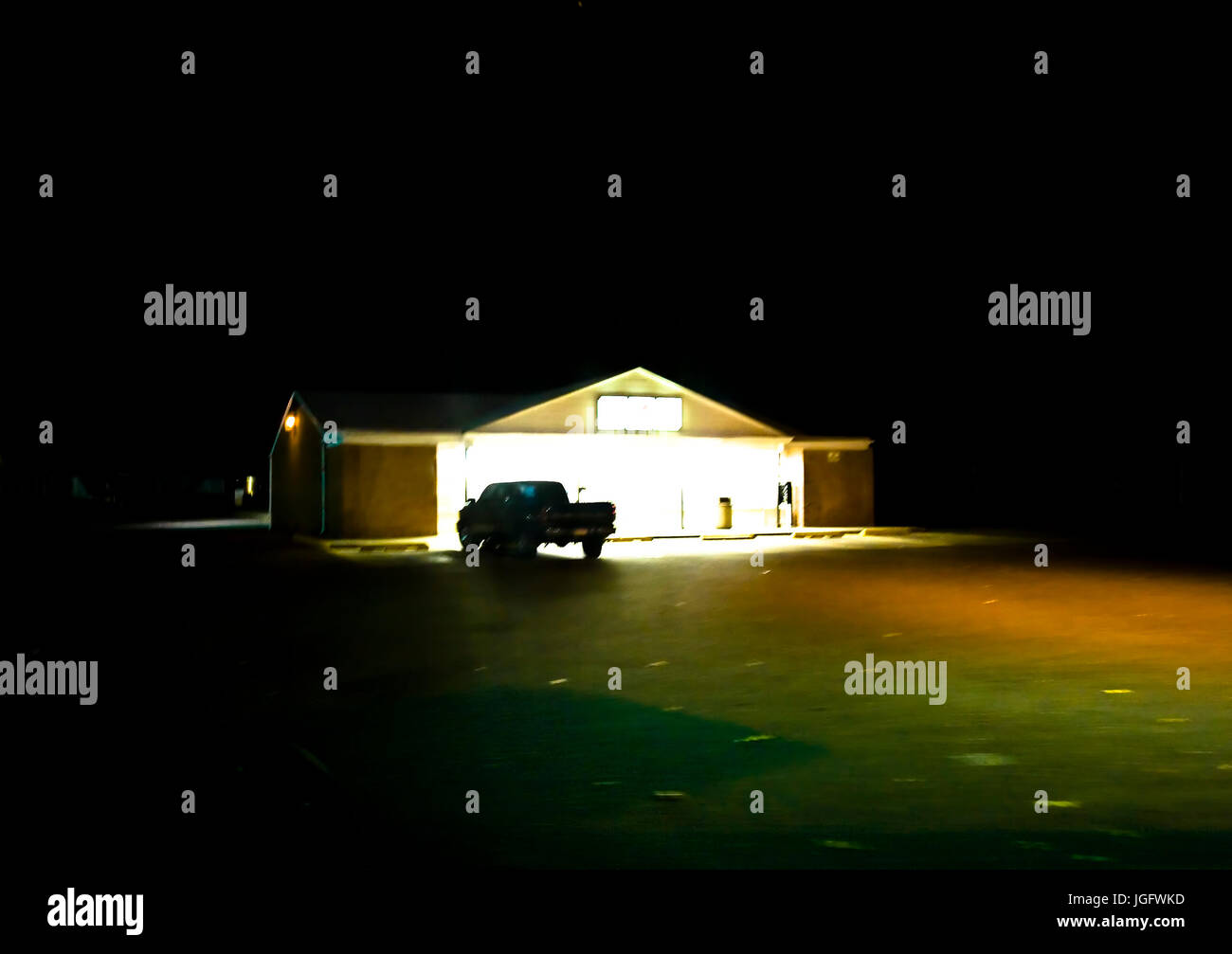 Pick-up stationné dans un dépanneur à distance parking tard dans la nuit. Banque D'Images