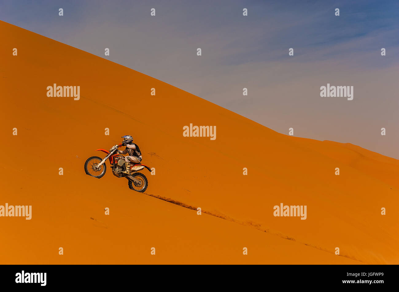 Rider sur une dune de l'Erg Chebbi, Merzouga, Maroc Banque D'Images