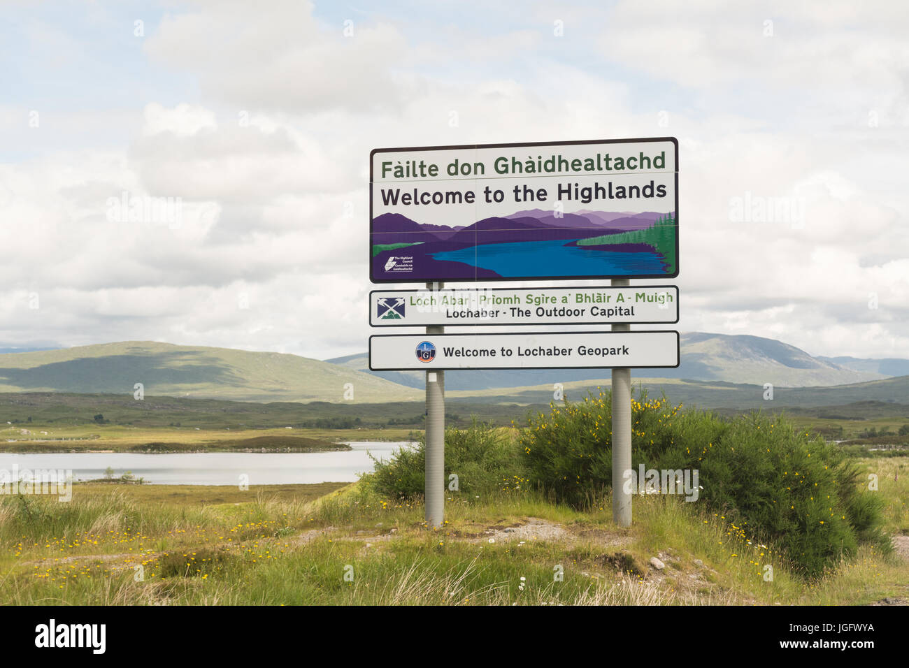 Scottish Highlands - Bienvenue sur le signe Highlands en anglais et le gaélique écossais Banque D'Images