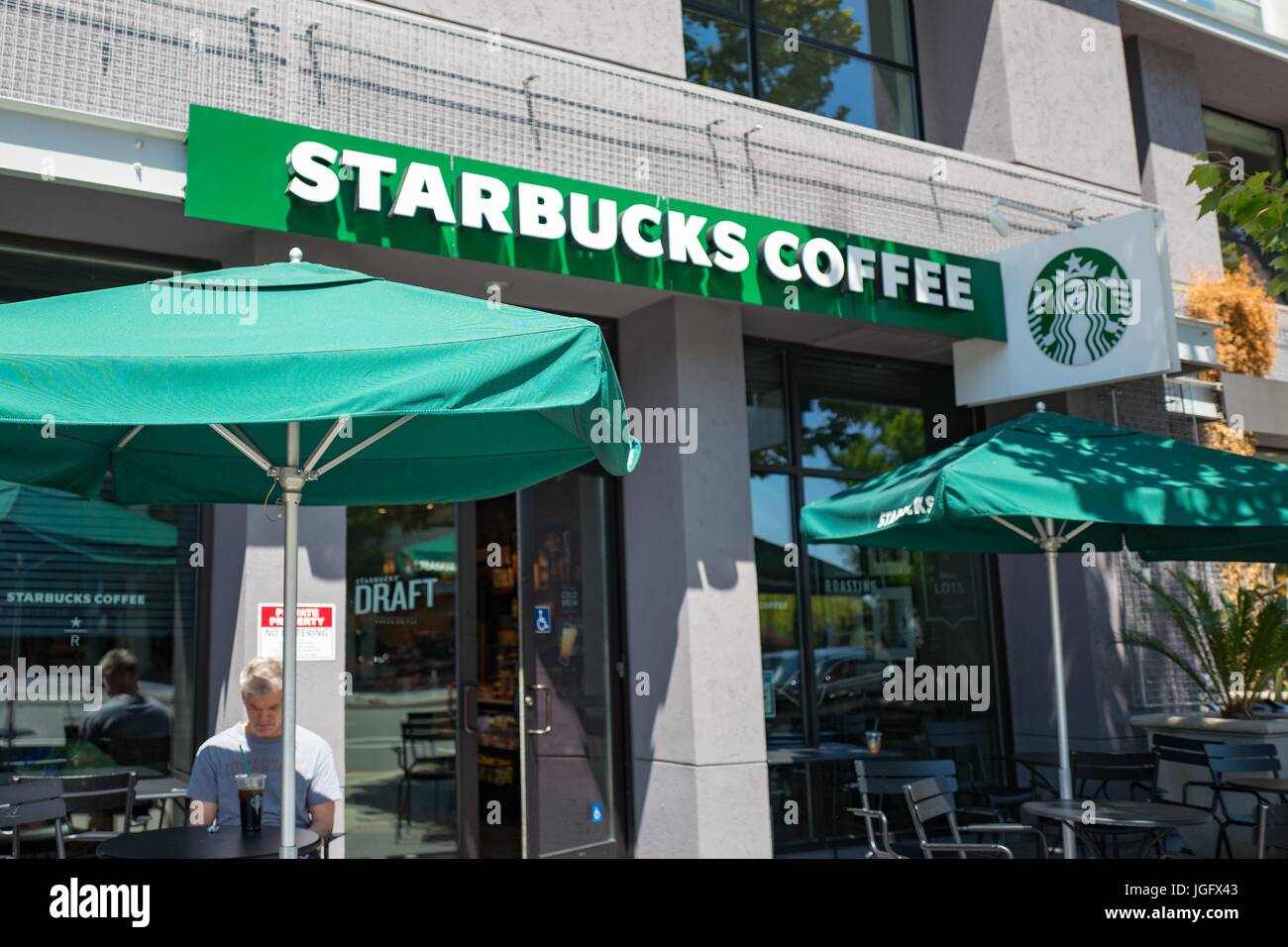 Un homme travaille à l'extérieur, dans un café Starbucks Cafe dans la baie de San Francisco ville de Walnut Creek, Californie, le 22 juin 2017. Banque D'Images
