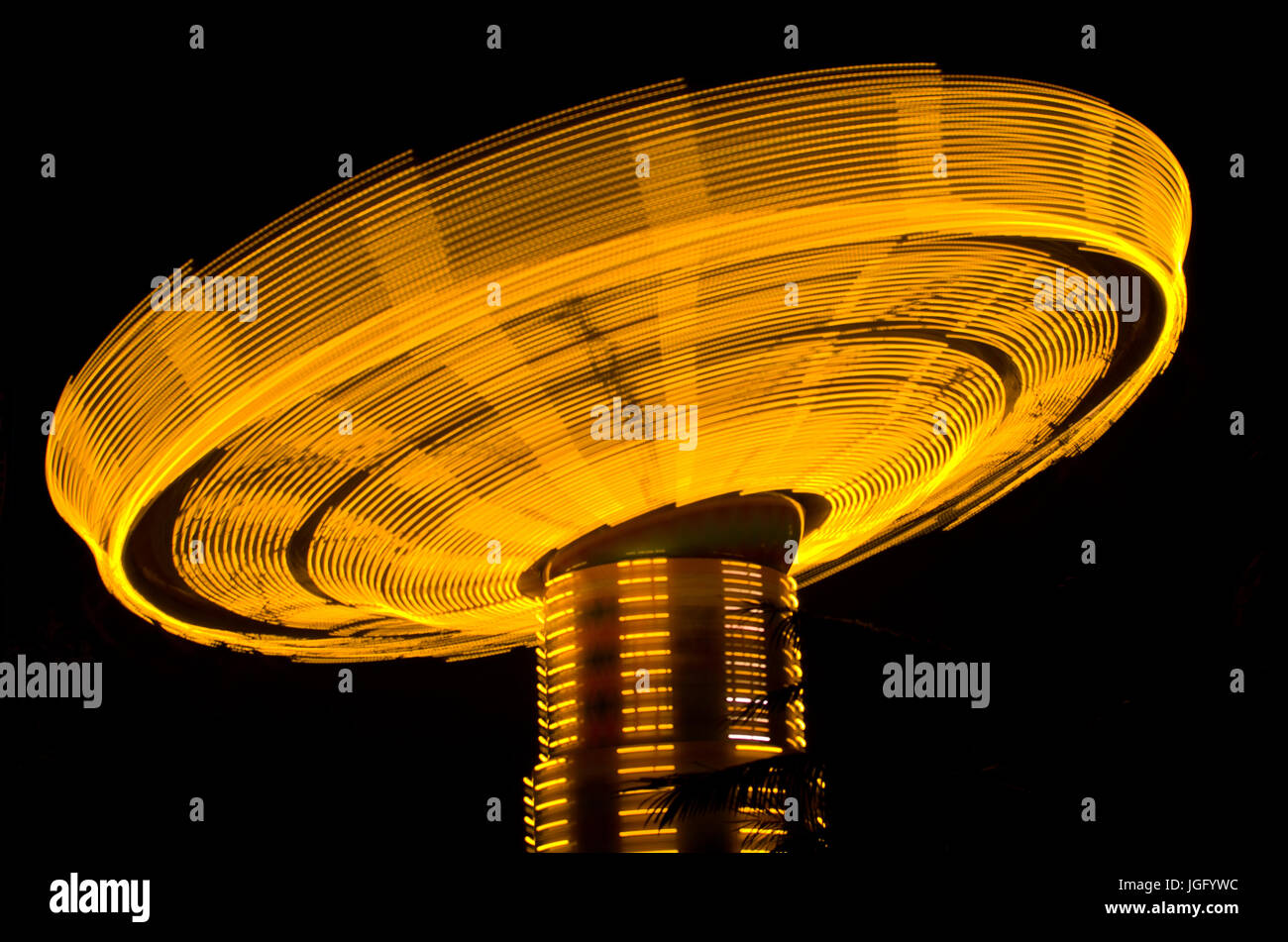 Une longue exposition shot d'un carnival ride. Banque D'Images