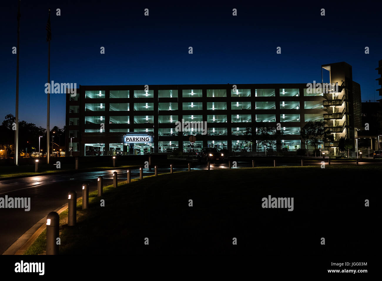 Parking au centre médical UC Davis la nuit Banque D'Images