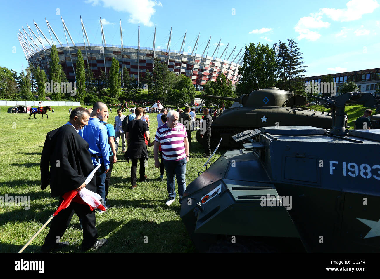 Varsovie, Pologne. Le 06 juillet, 2017. Ministère de la Défense détient piquet avec le polonais et des forces armées américaines. Knight Rider show cheval formation traditionnelle tandis que les enfants étudier des systèmes d'armes au PGE Arena National. Credit : Madeleine Ratz/Alamy Live News Banque D'Images