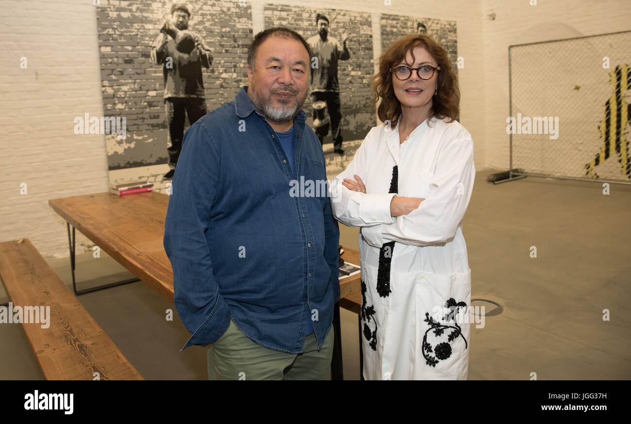 Berlin, Allemagne. Le 06 juillet, 2017. L'actrice américaine Susan Sarandon de payer une visite à l'atelier de l'artiste Ai Weiwei à Berlin, Allemagne, 06 juillet 2017. Sarandon fait campagne à plusieurs événements (Cinéma pour la paix, l'Art Basel) pour la libération de Ai Weiwei de sa détention en Chine. Photo : Jörg Carstensen/dpa/Alamy Live News Banque D'Images