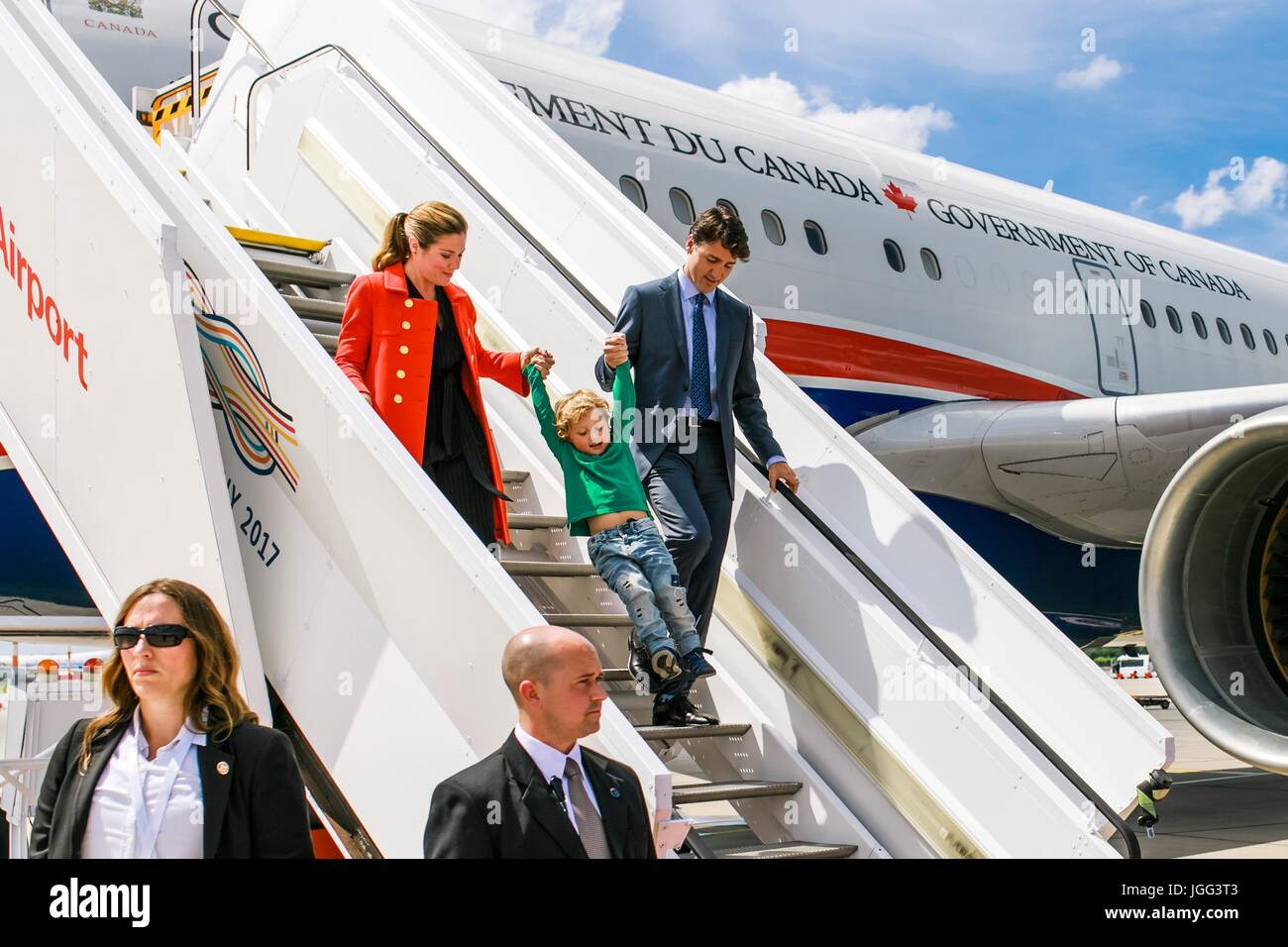 Hambourg, Allemagne. Le 06 juillet, 2017. Le premier ministre du Canada, Justin Trudeau et son épouse Sophie swing leur fils Hadrien comme ils l'étape hors de l'aéronef à l'arrivée pour le début de la réunion au sommet du G20 à l'aéroport de Hambourg le 6 juillet 2017 à Hambourg, Allemagne. Credit : Planetpix/Alamy Live News Banque D'Images