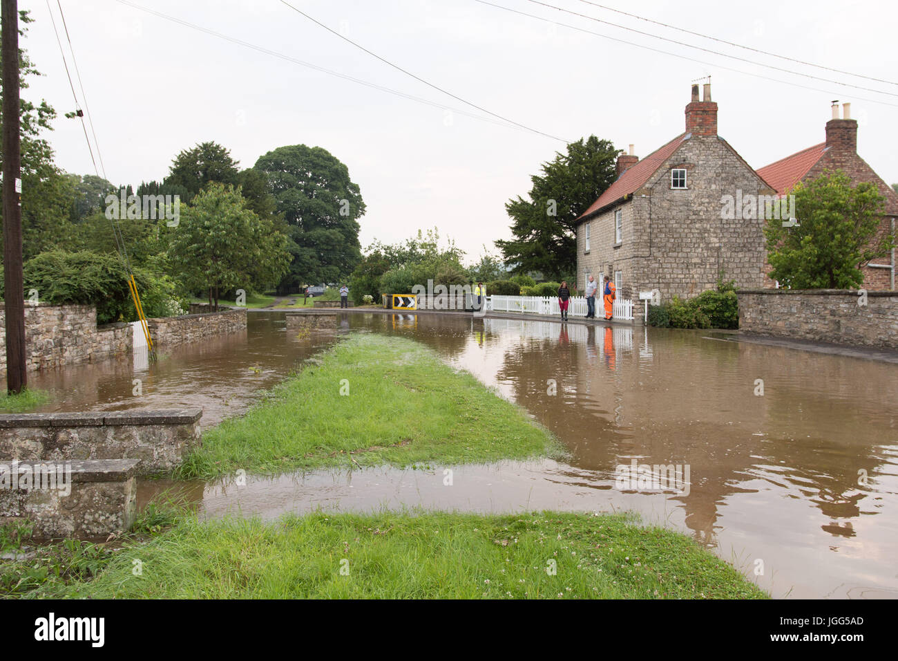 Des vents violents et des précipitations provoque le chaos à North Yorkshire village rural. Banque D'Images