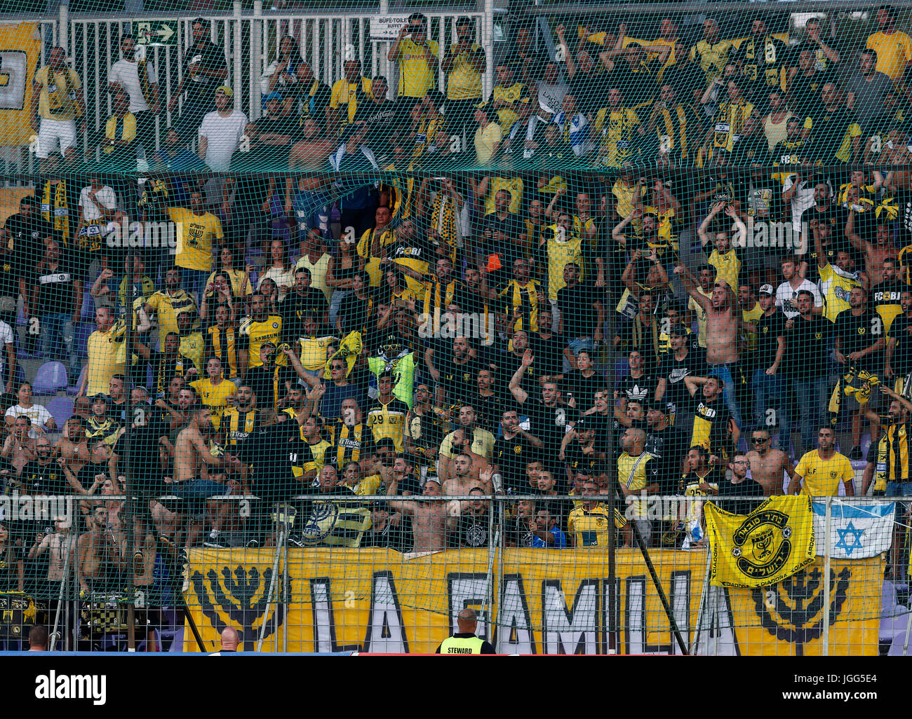 Budapest, Hongrie. Le 06 juillet, 2017. Les supporters de Beitar Jérusalem attendre pour le lancement avant l'UEFA Europa League Premier tour de qualification deuxième manche match entre FC Vasas et Beitar Jérusalem à Ferenc Szusza Stadium le 6 juillet 2017 à Budapest, Hongrie. Credit : Laszlo Szirtesi/Alamy Live News Banque D'Images