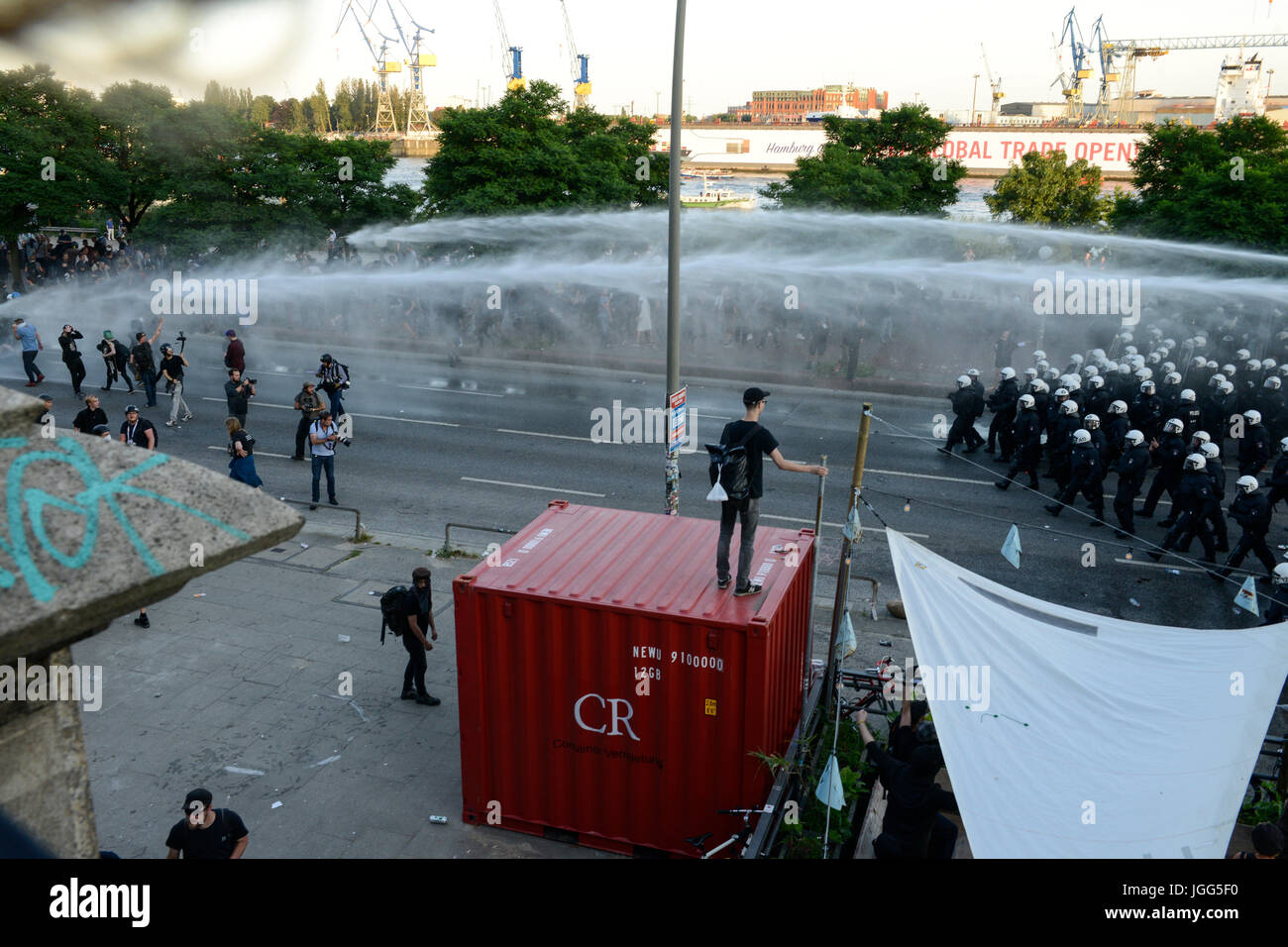 Hambourg, Allemagne. 6 juillet, 2017. rassemblement 'G-20 Bienvenue en enfer' contre G20 , les actions de la police avec des gaz lacrymogènes et des canons à eau contre le bloc noir avec mummed radicaux et extrémistes, Crédit : Joerg Boethling/Alamy Live News Banque D'Images