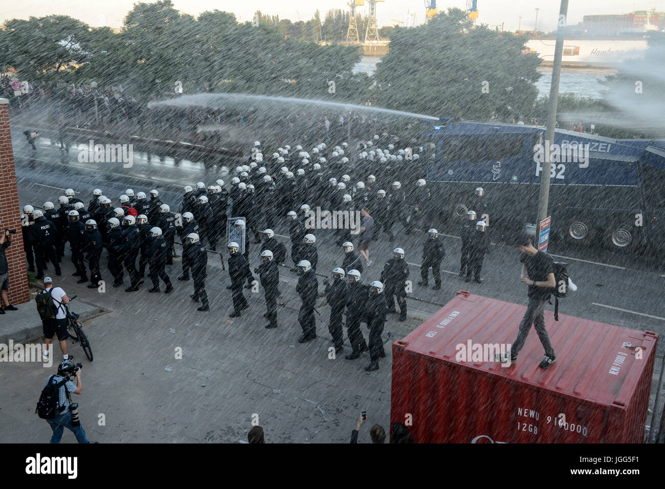 Hambourg, Allemagne. 6 juillet, 2017. rassemblement 'G-20 Bienvenue en enfer' contre G20 , les actions de la police avec des gaz lacrymogènes et des canons à eau contre le bloc noir avec mummed extrémistes, Crédit : Joerg Boethling/Alamy Live News Banque D'Images