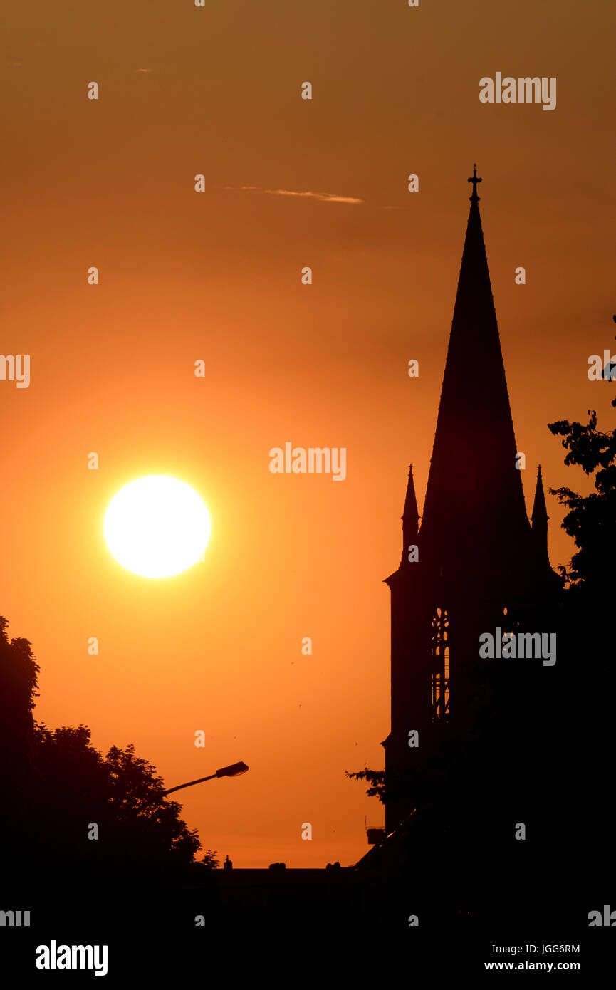 Berlin, Allemagne. Le 06 juillet, 2017. Le soleil se couche à côté de l'église de Gethsémani dans le quartier de Prenzlauer Berg à Berlin, Allemagne, 06 juillet 2017. Photo : Maurizio Gambarini/dpa/Alamy Live News Banque D'Images