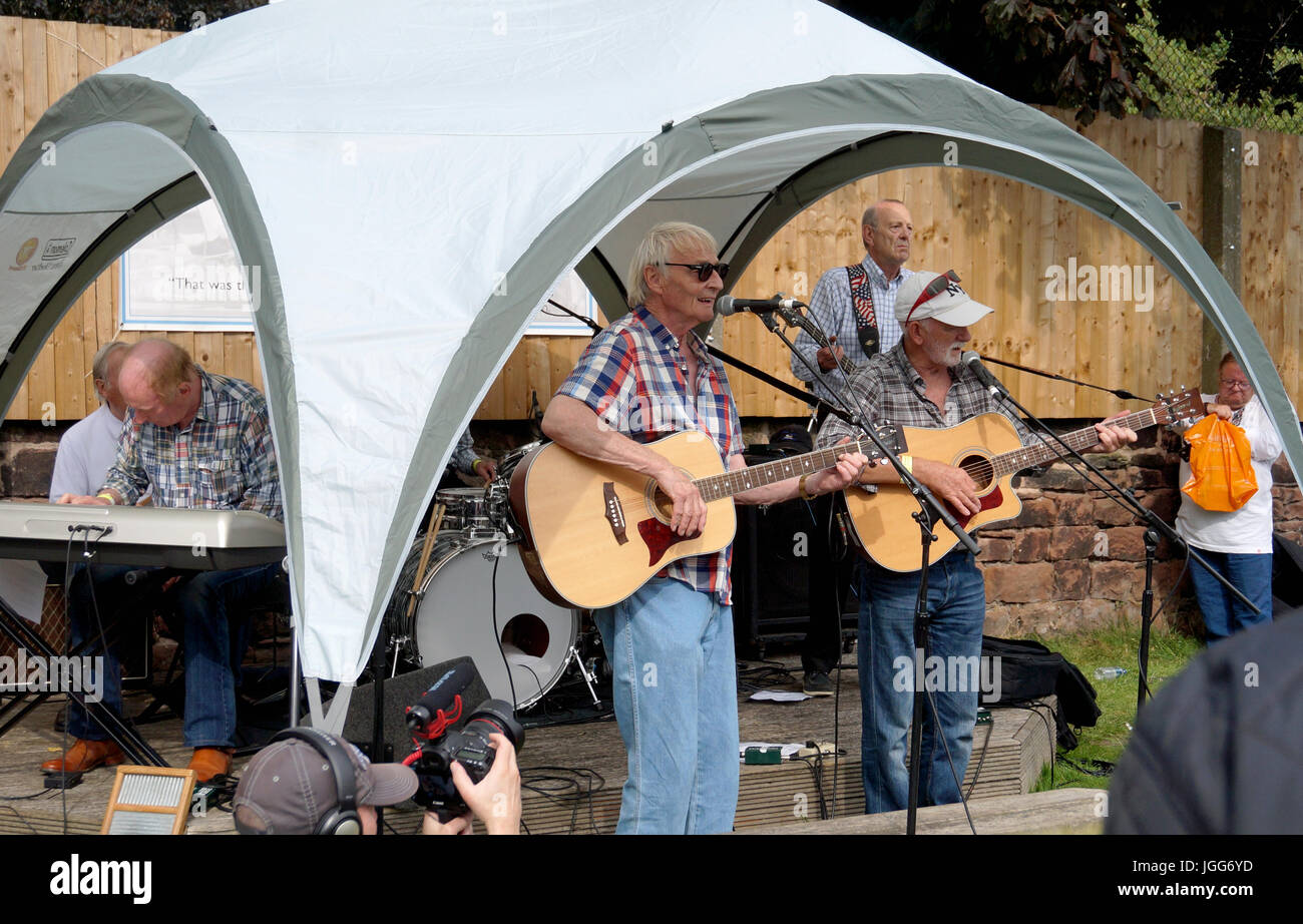 Liverpool, Royaume-Uni. 6 juillet 2017 a marqué le 60e anniversaire lorsque John Lennon, jouant dans son skiffle group la carrière des hommes(ou Carriers), s'est réuni pour la première fois Paul McCartney à St.Peters Church Hall à Woolton, Liverpool. La carrière des hommes recréé la procession sur l'arrière d'un camion dans le village et a également joué à l'évêque Martin CP fête d'école. Église Saint Pierre et l'Église étaient également ouvert au public avec une variété de festivités. Photo show les carriers à l'affiche à l'évêque Martin CE fête d'école primaire. Credit : Pak Hung Chan/Alamy Live News Banque D'Images