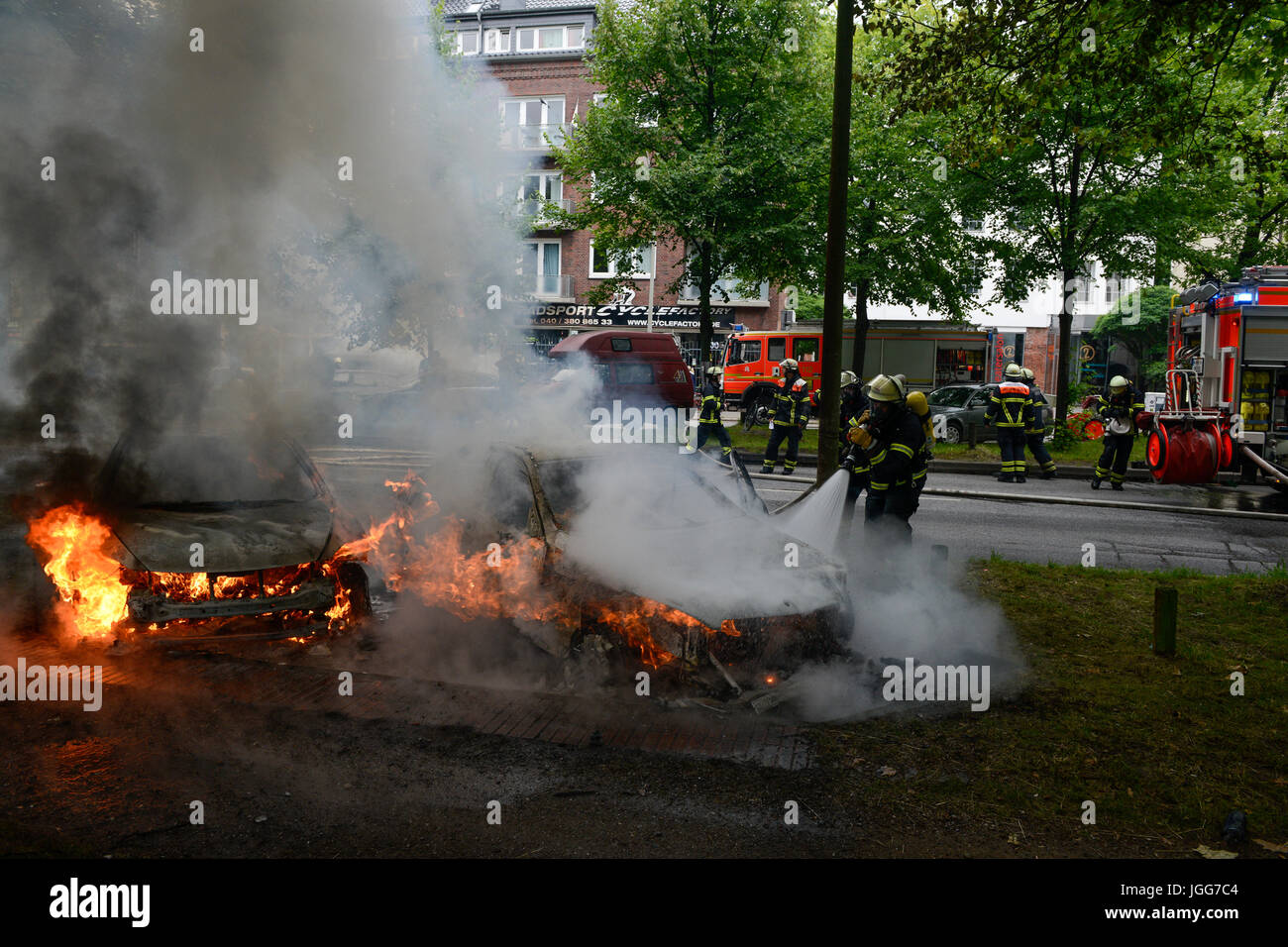 Hambourg, Allemagne. 7 juillet, 2017. Altona, émeutes au cours du sommet du G 20, incendiant des voitures, le travail des pompiers / Crédit : Joerg Boethling/Alamy Live News Banque D'Images