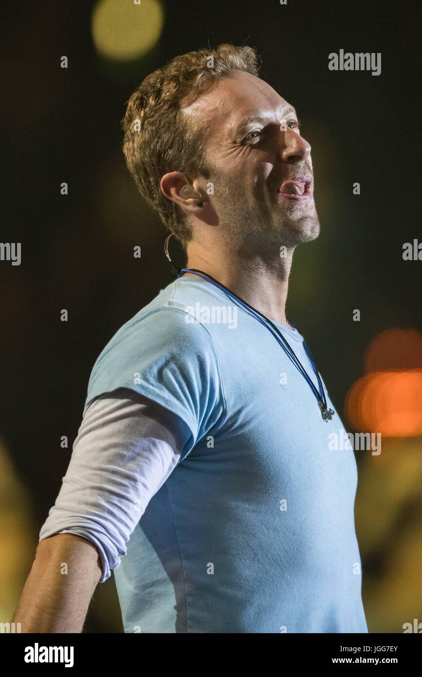 Hambourg, Allemagne. 6 juillet, 2017. Chris Martin joue avec Herbert Groenemeyer au Festival citoyen 2017 à Barclaycard Arena de Hambourg, Allemagne. Dpa : Crédit photo alliance/Alamy Live News Banque D'Images