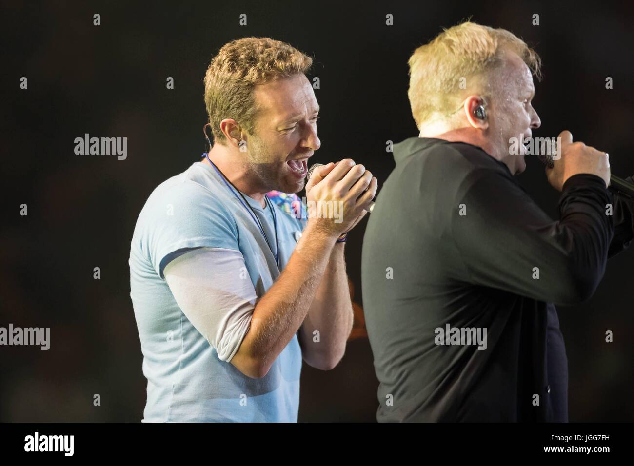 Hambourg, Allemagne. 6 juillet, 2017. Chris Martin joue avec Herbert Groenemeyer au Festival citoyen 2017 à Barclaycard Arena de Hambourg, Allemagne. Dpa : Crédit photo alliance/Alamy Live News Banque D'Images