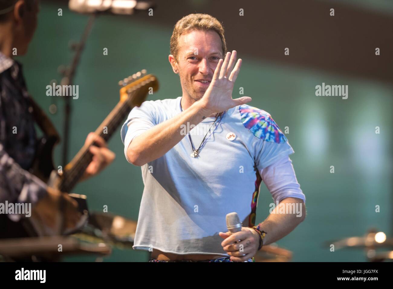 Hambourg, Allemagne. 6 juillet, 2017. Chris Martin joue avec Herbert Groenemeyer au Festival citoyen 2017 à Barclaycard Arena de Hambourg, Allemagne. Dpa : Crédit photo alliance/Alamy Live News Banque D'Images