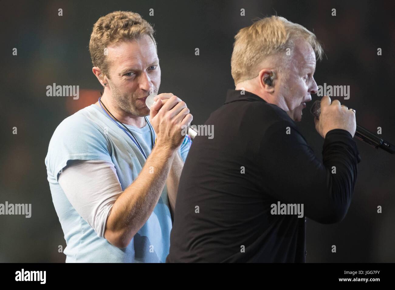 Hambourg, Allemagne. 6 juillet, 2017. Chris Martin joue avec Herbert Groenemeyer au Festival citoyen 2017 à Barclaycard Arena de Hambourg, Allemagne. Dpa : Crédit photo alliance/Alamy Live News Banque D'Images