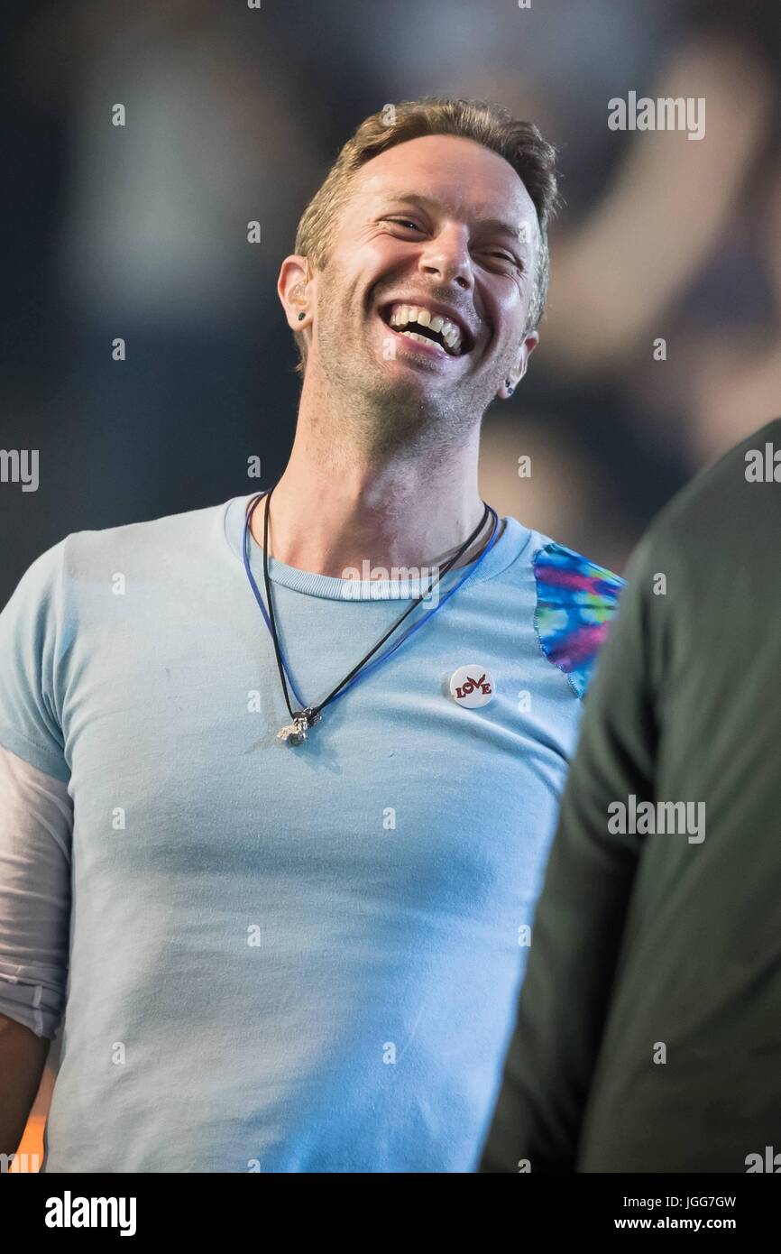 Hambourg, Allemagne. 6 juillet, 2017. Chris Martin joue avec Herbert Groenemeyer au Festival citoyen 2017 à Barclaycard Arena de Hambourg, Allemagne. Dpa : Crédit photo alliance/Alamy Live News Banque D'Images