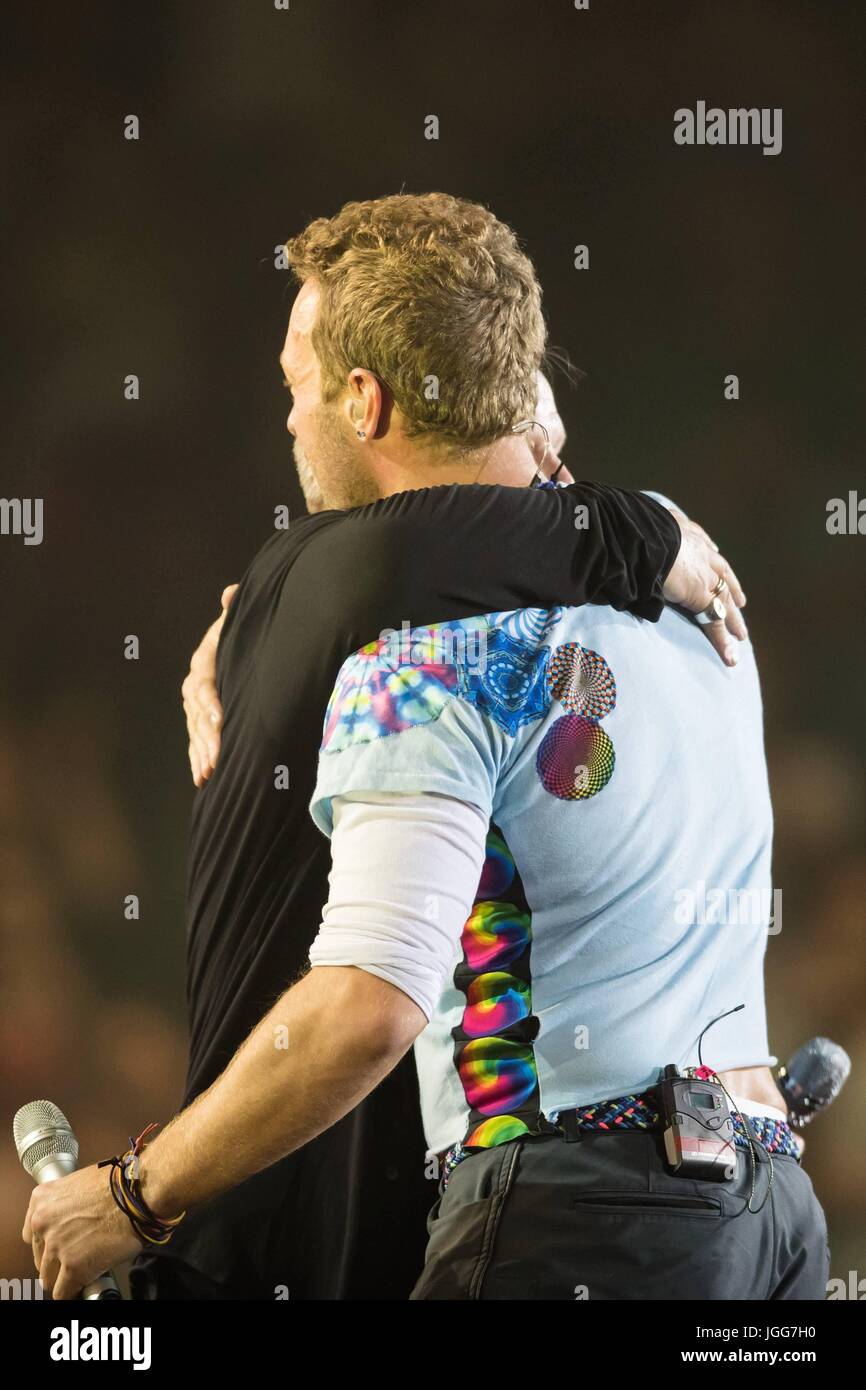 Hambourg, Allemagne. 6 juillet, 2017. Chris Martin joue avec Herbert Groenemeyer au Festival citoyen 2017 à Barclaycard Arena de Hambourg, Allemagne. Dpa : Crédit photo alliance/Alamy Live News Banque D'Images