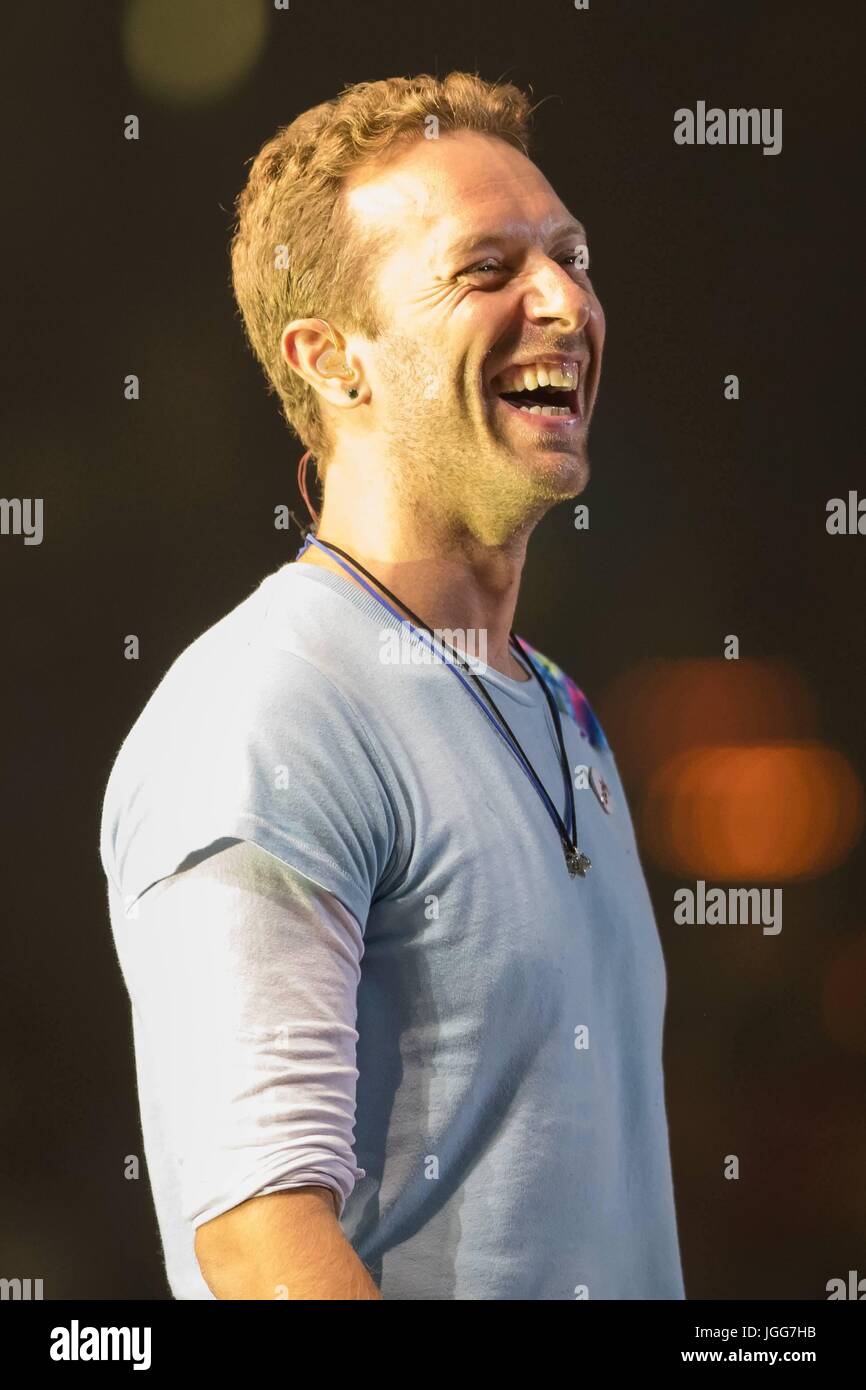 Hambourg, Allemagne. 6 juillet, 2017. Chris Martin joue avec Herbert Groenemeyer au Festival citoyen 2017 à Barclaycard Arena de Hambourg, Allemagne. Dpa : Crédit photo alliance/Alamy Live News Banque D'Images