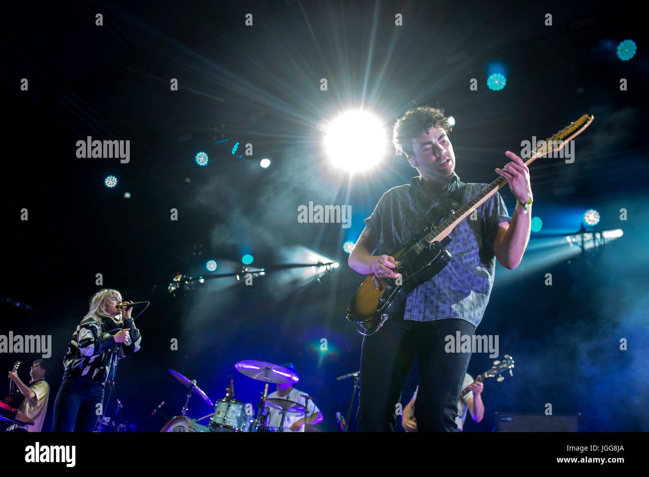 Hradec Kralove, République tchèque. 05 juillet, 2017. La chanteuse Hayley Williams (à gauche) et le guitariste Taylor York de l'American music band Paramore effectuer pendant le festival de musique Rock for People à Hradec Kralove, République tchèque, le 5 juillet 2017. Photo : CTK/Tanecek Photo/Alamy Live News Banque D'Images