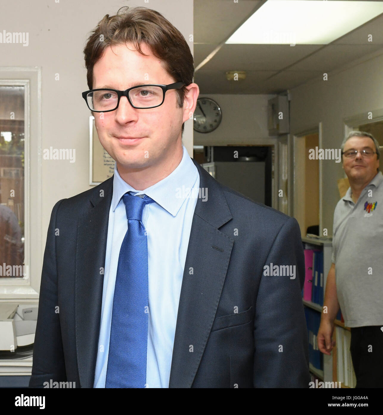 Brentwood, Essex, 7 juillet 2017, Alex Burghart MP pour Brentwood et Ongar visites Brentwood Communauté Imprimer un organisme qui appuie les personnes atteintes de maladie mentale retour au travail. Crédit : Ian Davidson/Alamy Live News Banque D'Images