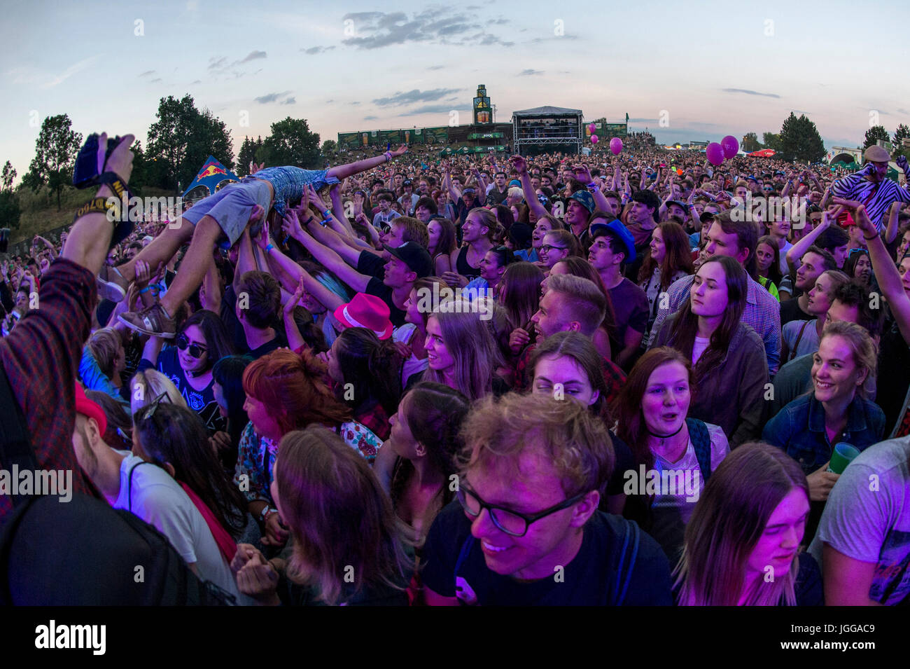 Hradec Kralove, République tchèque. 4 juillet, 2017. La Cage The Elephant band fans apprécier le concert pendant le festival de musique Rock for People, qui commence en Festivalpark à Hradec Kralove, République tchèque, le mardi, 4 juillet 2017. Photo : CTK/Tanecek Photo/Alamy Live News Banque D'Images