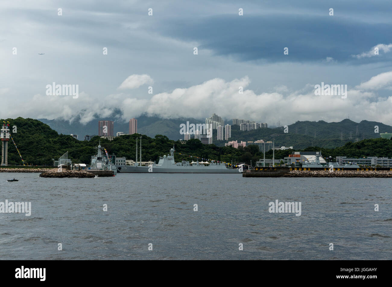 Cuirassés chinois (qui a accompagné le porte-avions cns) accosté à pla base militaire de l'île de Stonecutters, à hong kong, longueur de cns yinchuan destroyer visible en photo. Banque D'Images