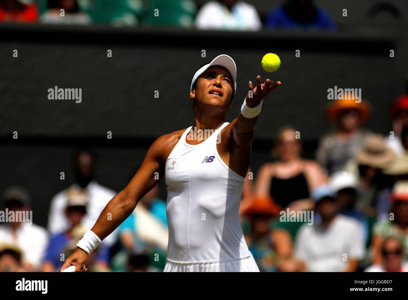 Londres, Royaume-Uni. 07Th Juillet, 2017. Londres, 7 juillet, 2017 - Heather Watson de Grande-bretagne servant à Victoria Azarenka du Bélarus au cours de l'action du troisième cycle sur le Court Central de Wimbledon. Crédit : Adam Stoltman/Alamy Live News Banque D'Images
