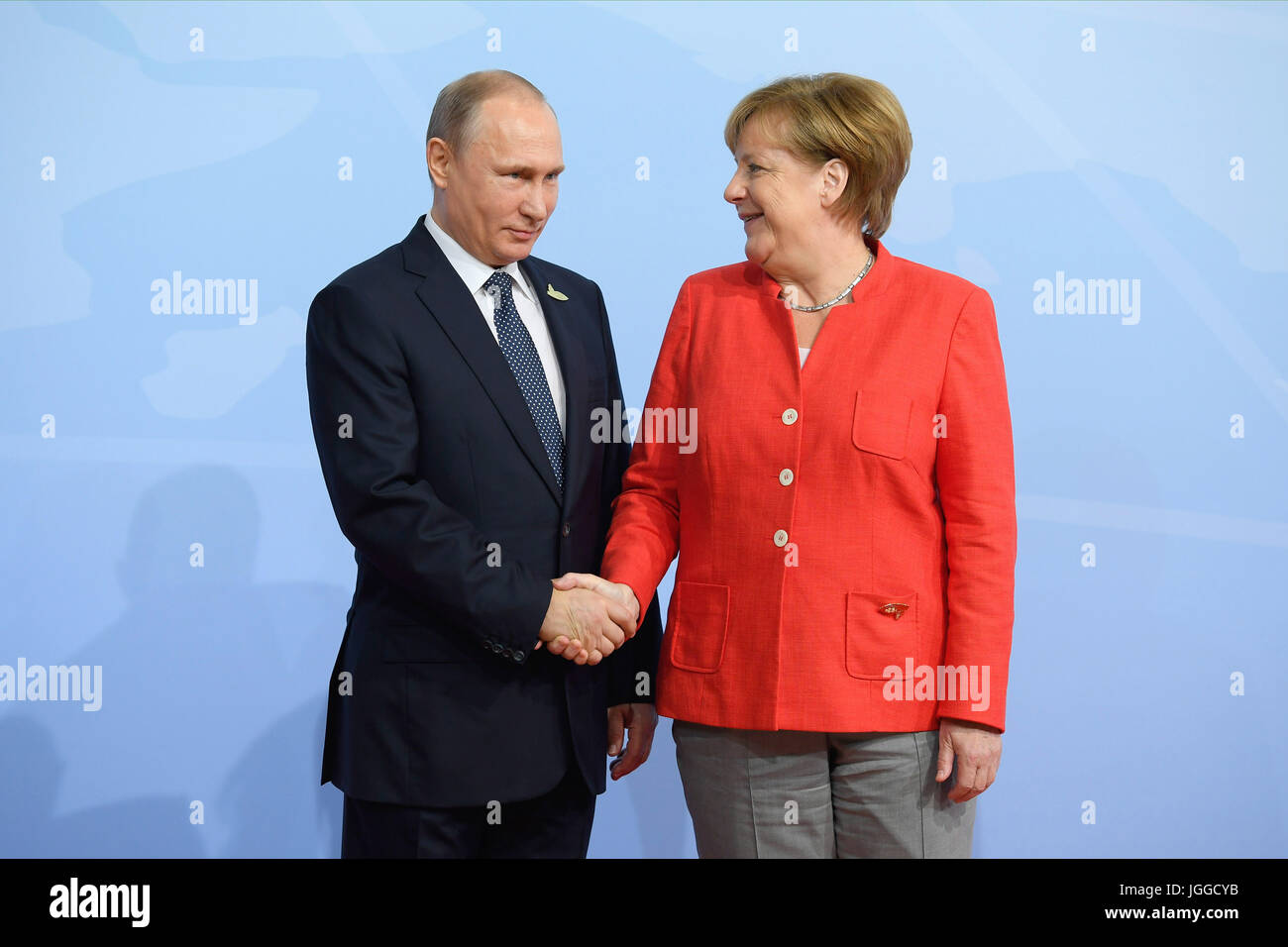 Hambourg, Allemagne. 07Th Juillet, 2017. La chancelière allemande, Angela Merkel, se félicite le président russe Vladimir Poutine au début de la première journée de la réunion au sommet du G20 le 7 juillet 2017 à Hambourg, Allemagne. Credit : Planetpix/Alamy Live News Banque D'Images