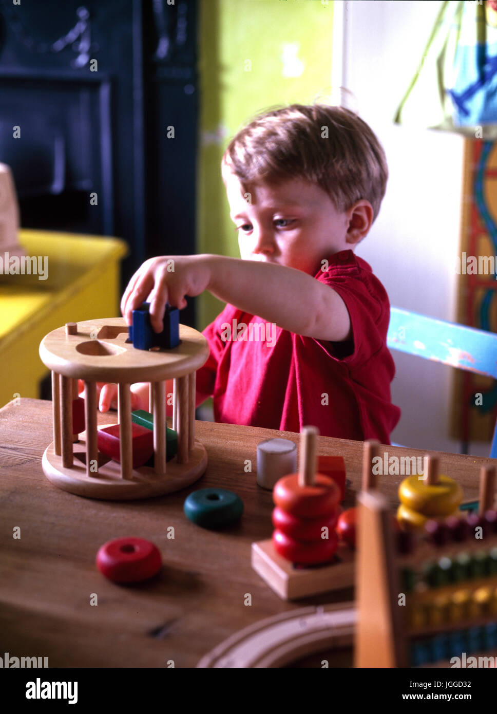 Petit Garçon jouant avec les jouets en bois Banque D'Images