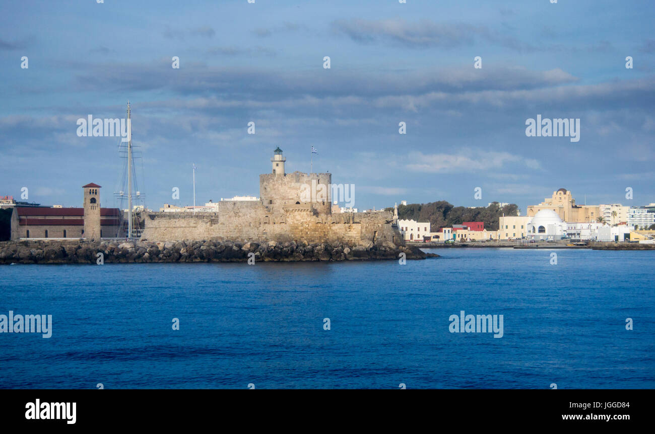 Forteresse médiévale de Saint Nicolas, maintenant, le site d'un phare, dans le port de Mandraki, Rhodes, Grèce Banque D'Images