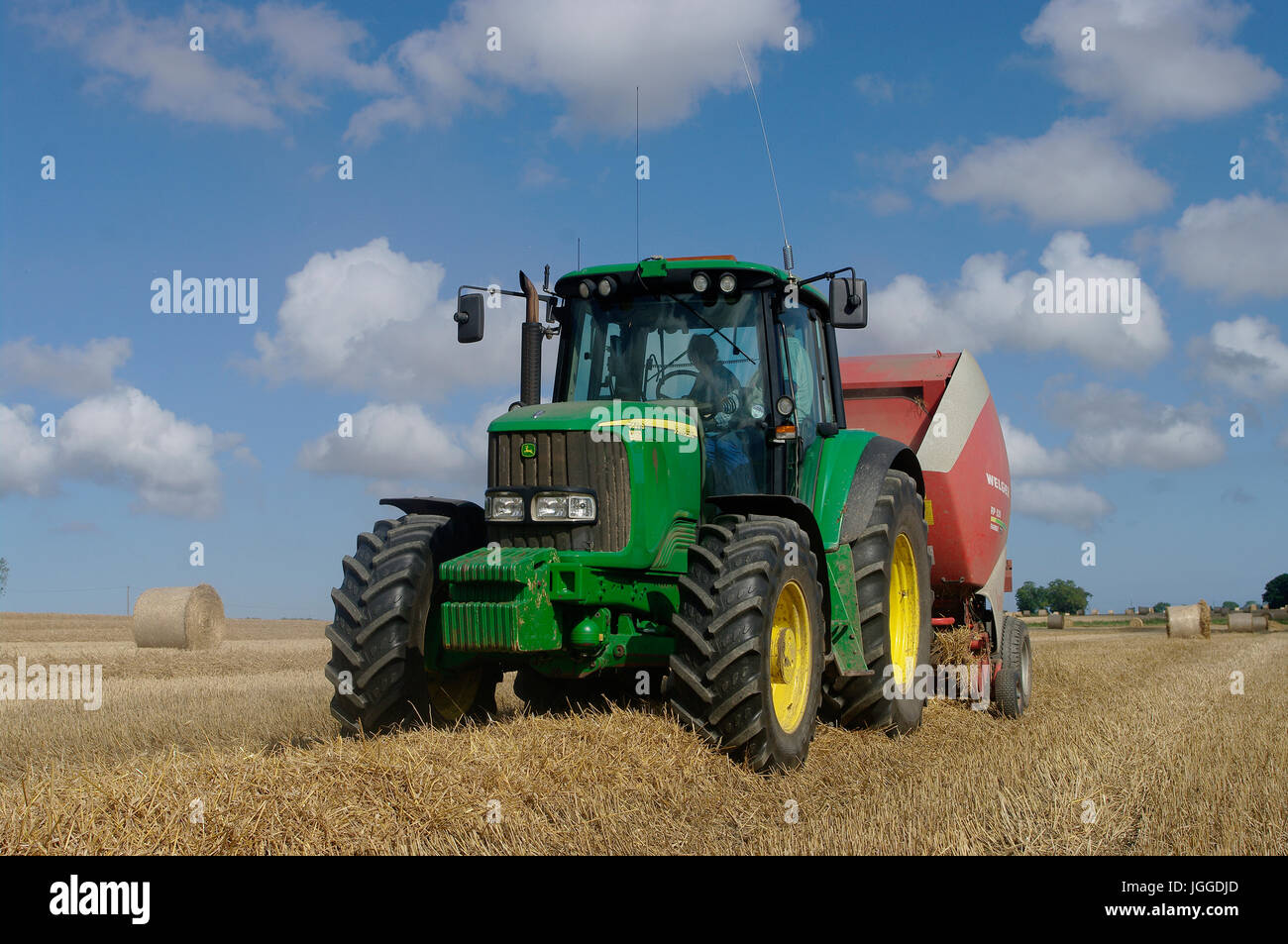 John Deere 6920S avec la ramasseuse-presse Banque D'Images