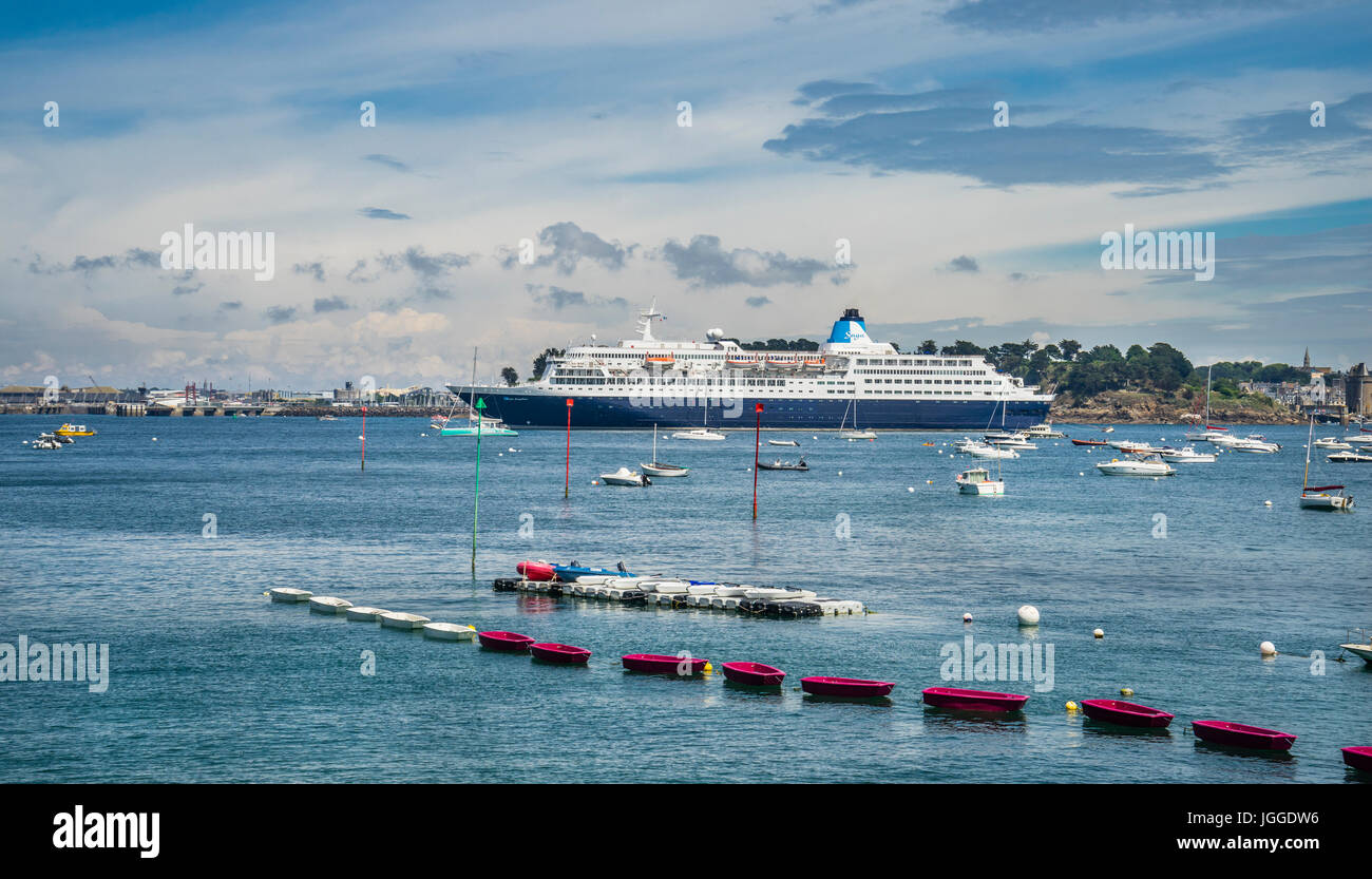 France, Bretagne, Dinard bord de mer, vue sur bateau de croisière Sapphire Saga, amarré sur la Rance Banque D'Images