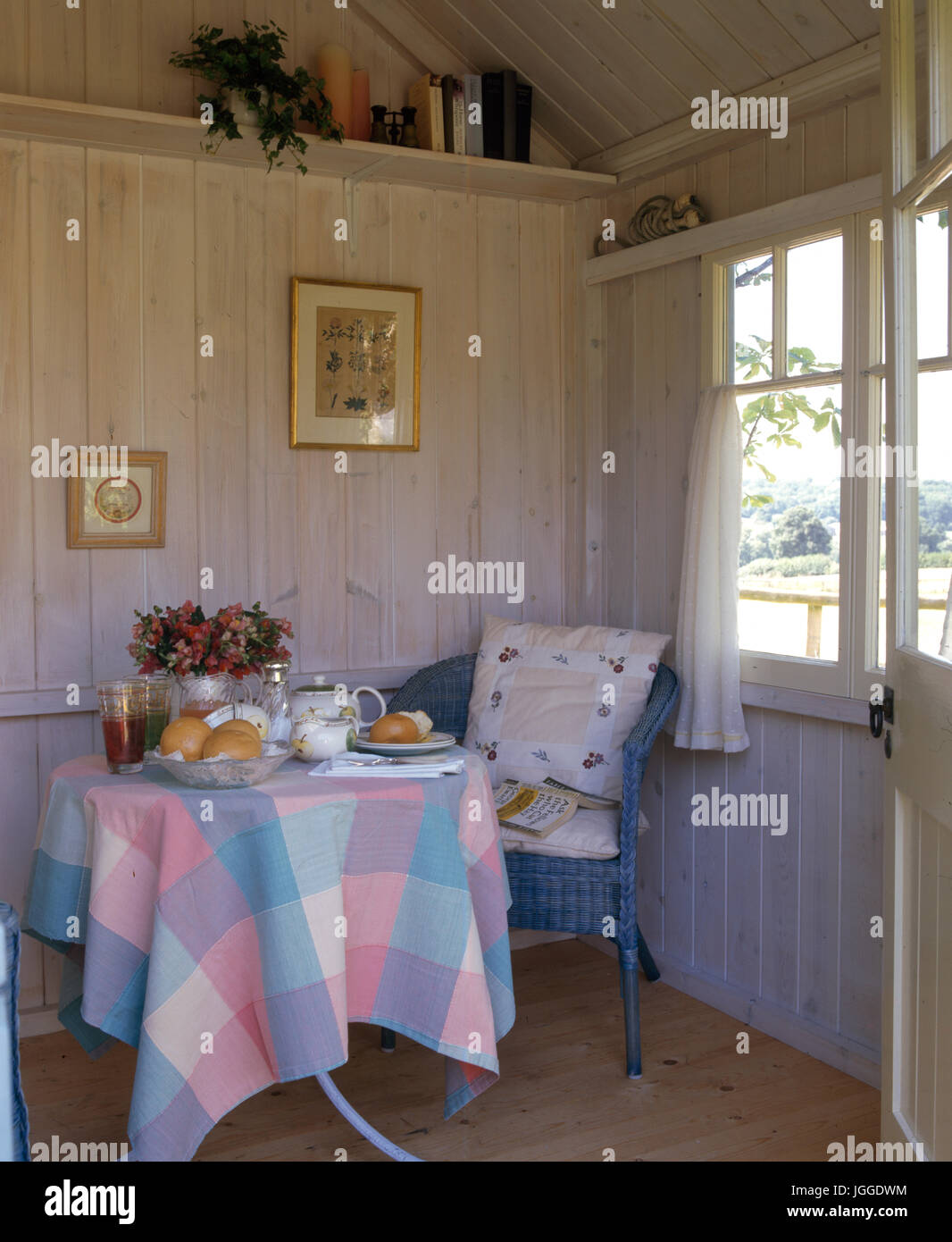 Set de table pour le thé à l'intérieur de maison d'été au fond du jardin Banque D'Images