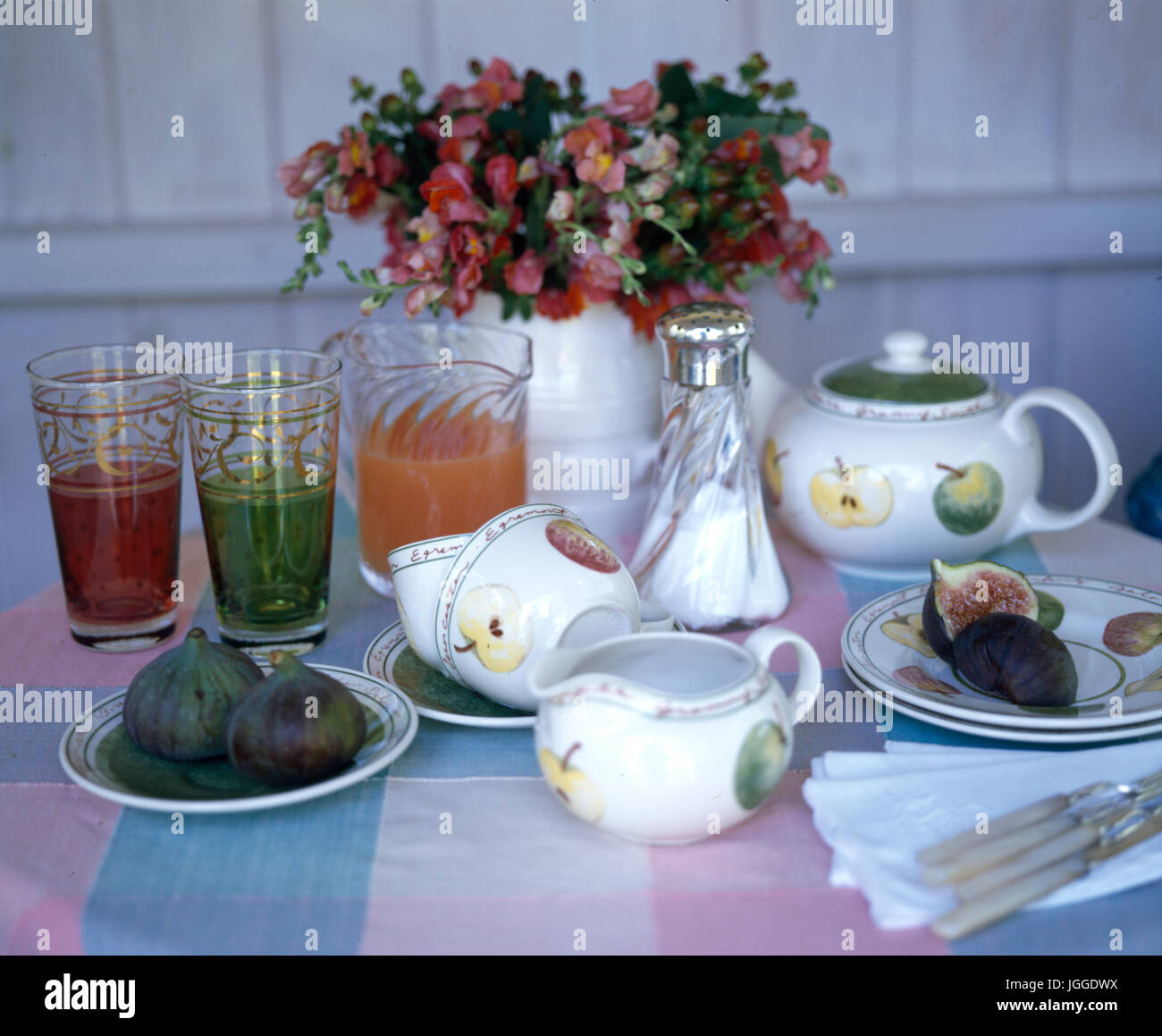 Set de table pour le thé à l'intérieur de maison d'été Banque D'Images