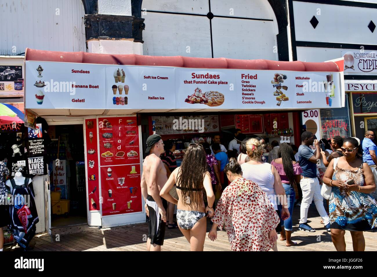 Les amateurs de plage se trouvait à l'extérieur un sundae shop, Atlantic City, NJ, USA Banque D'Images